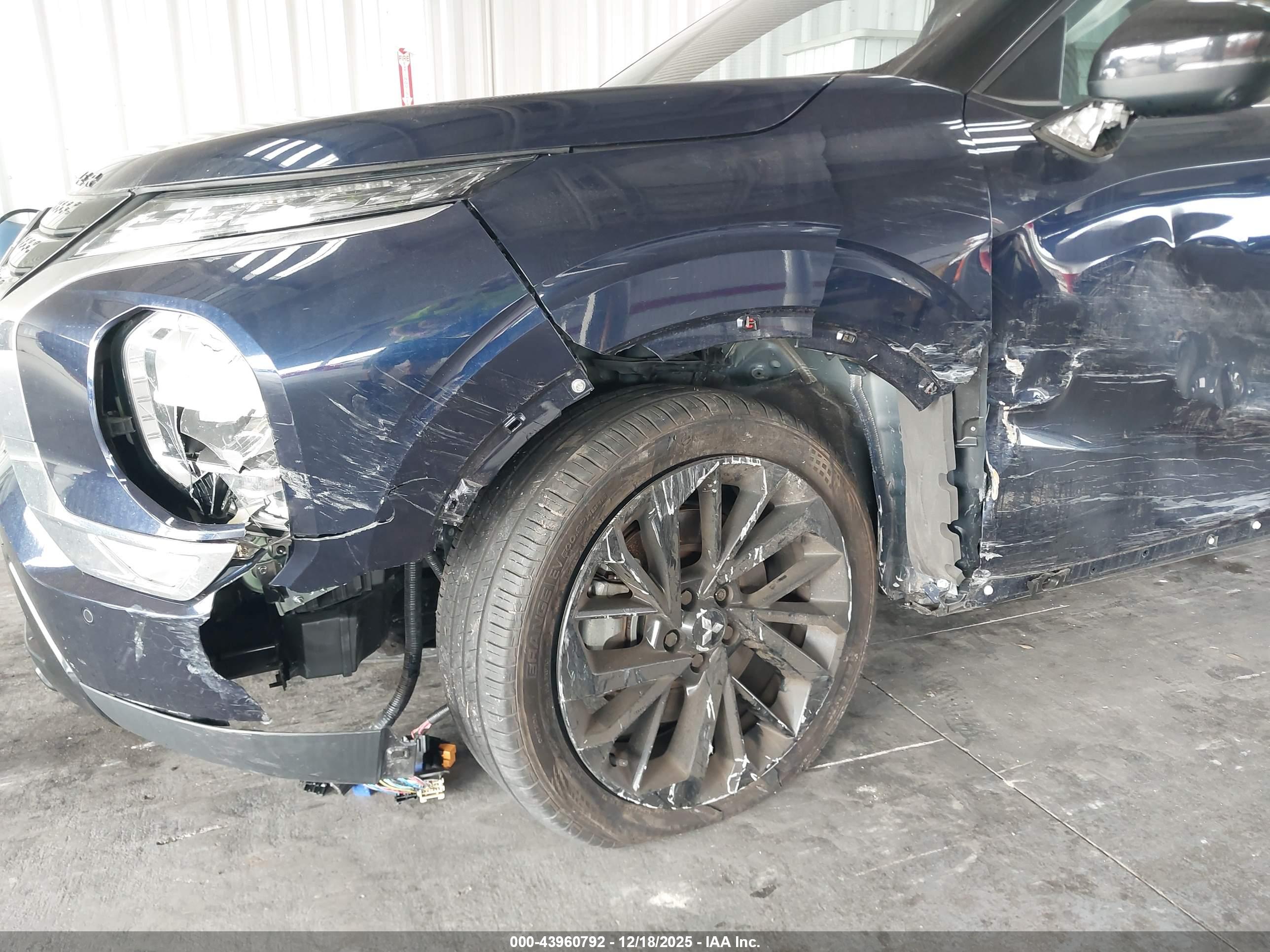 MITSUBISHI OUTLANDER image 6