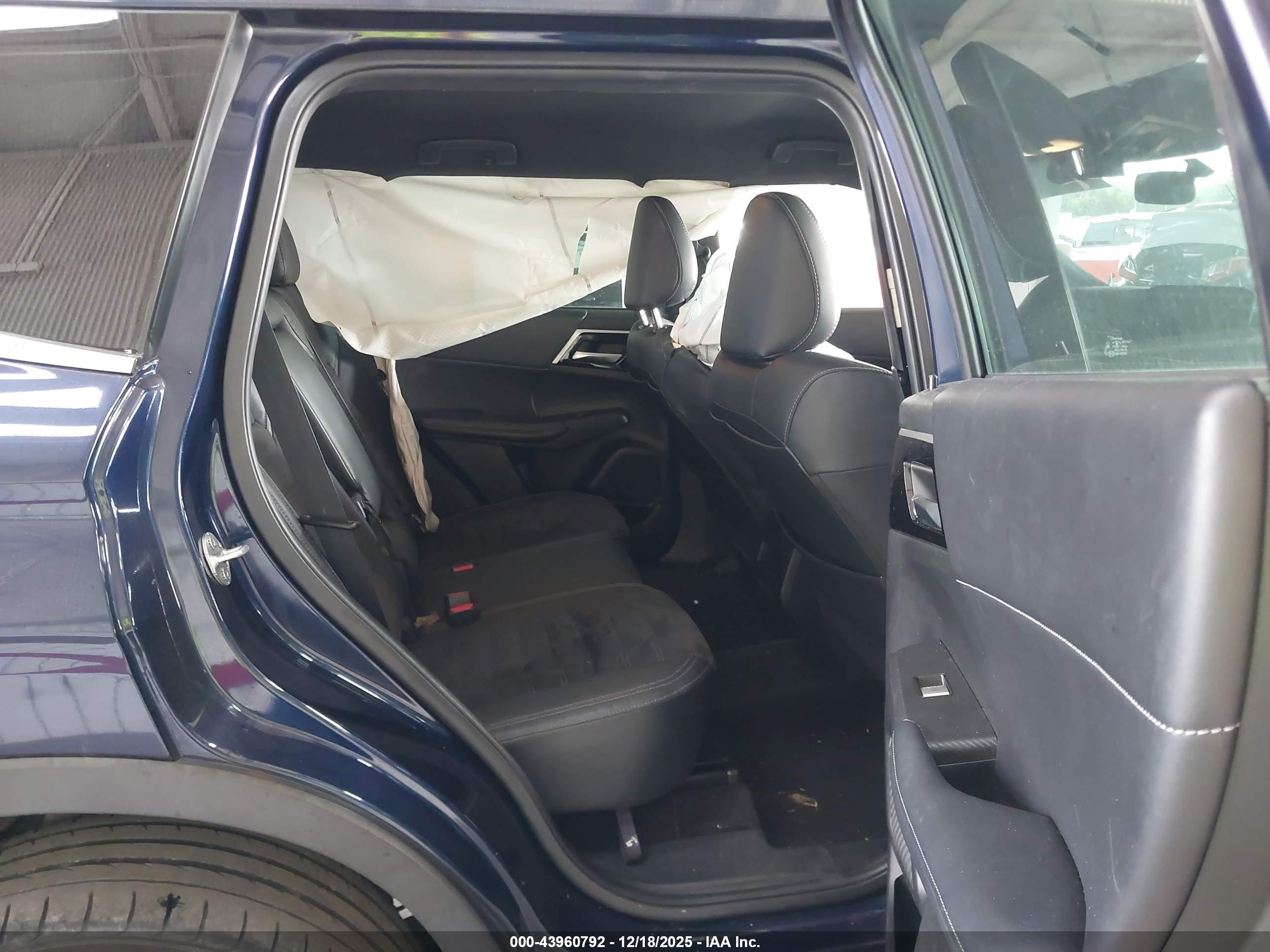 MITSUBISHI OUTLANDER image 8