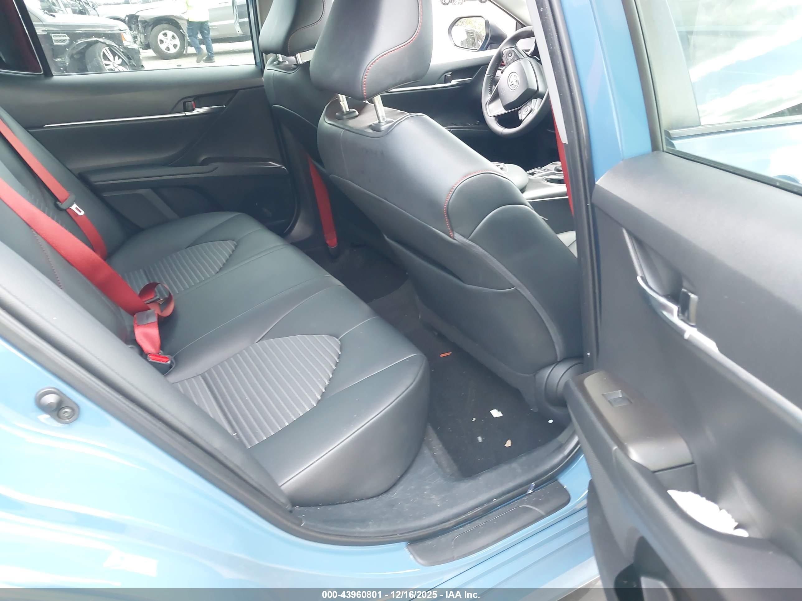 TOYOTA CAMRY image 8