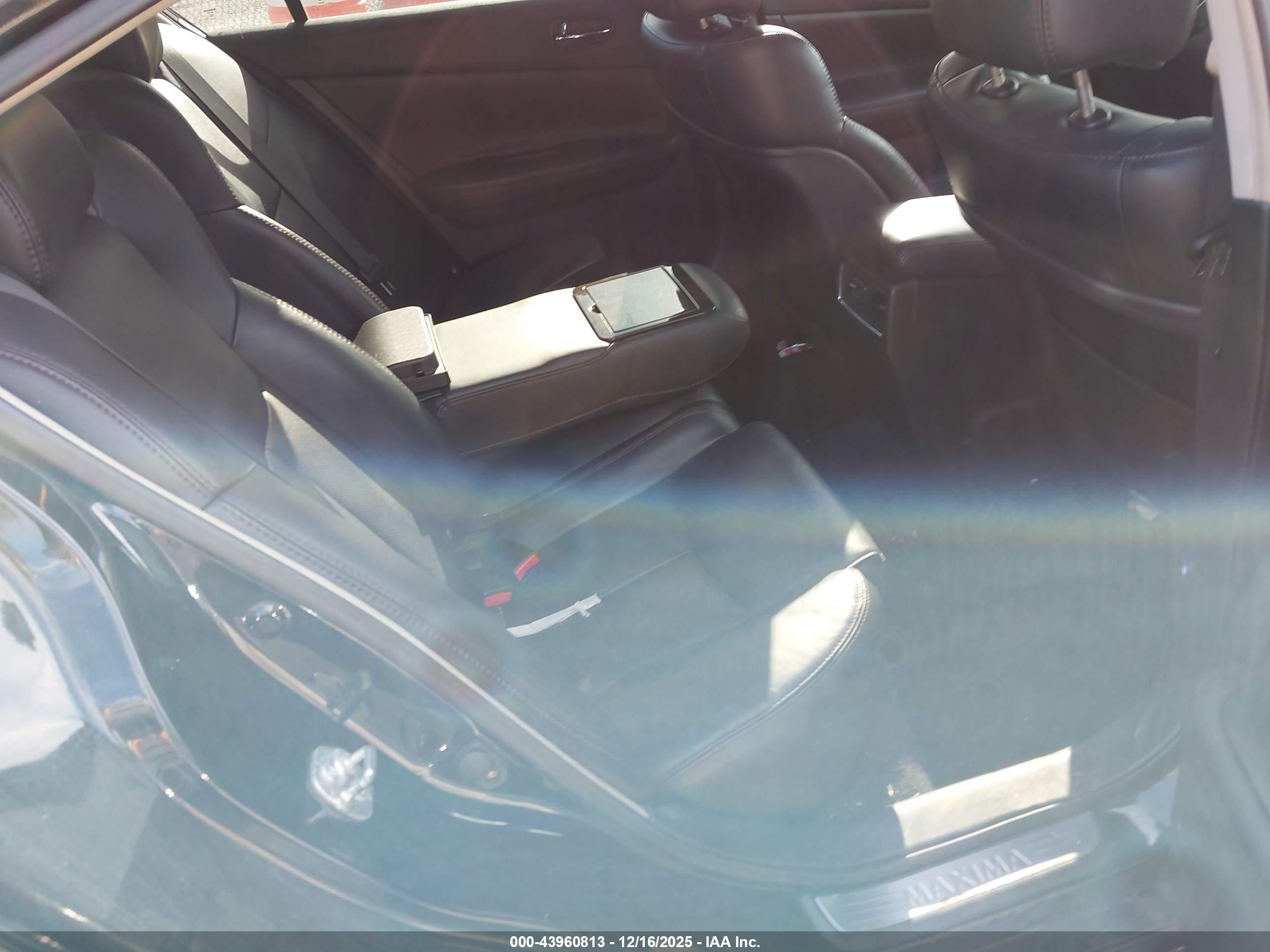 NISSAN MAXIMA image 8