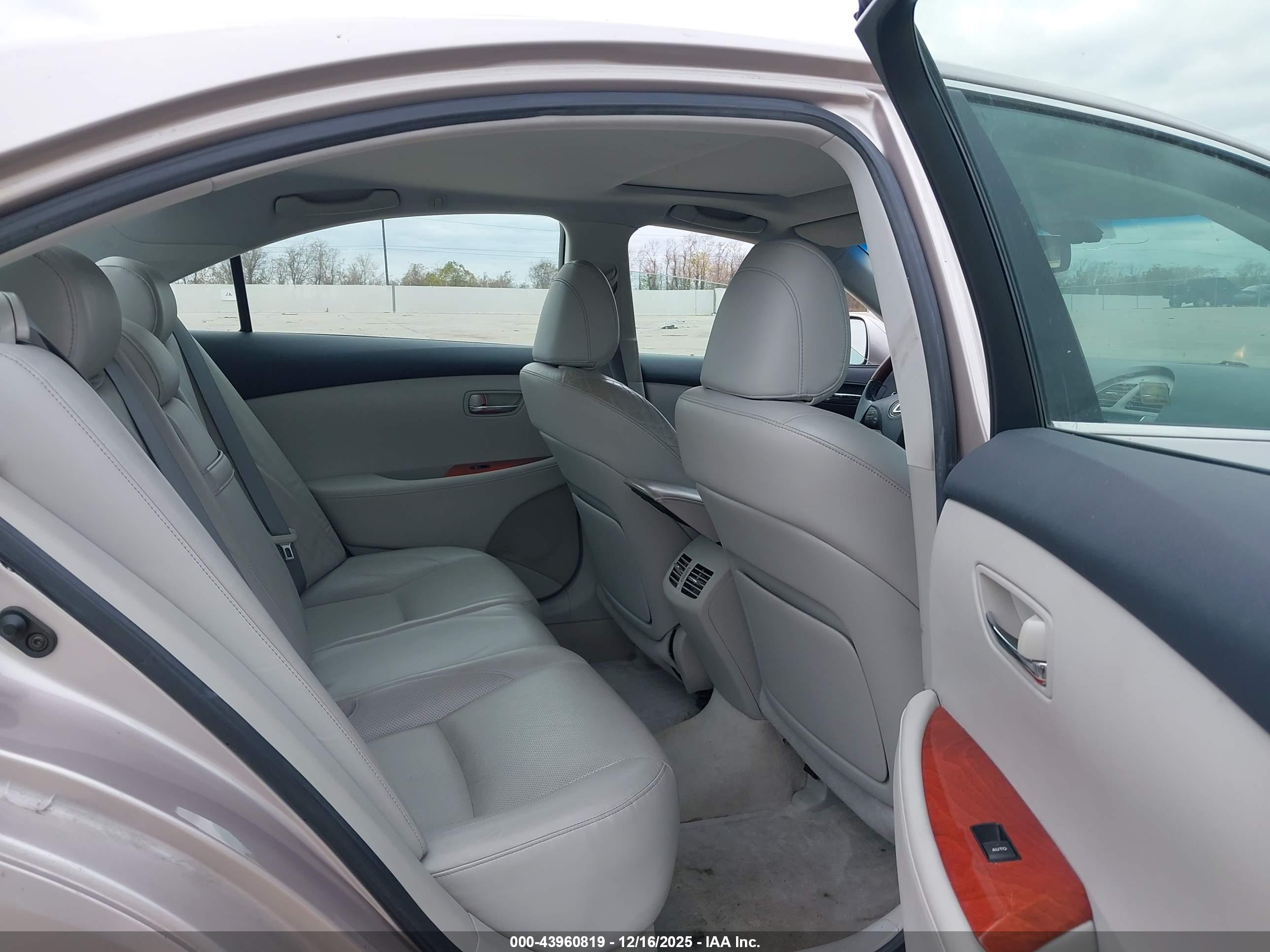 LEXUS ES image 8