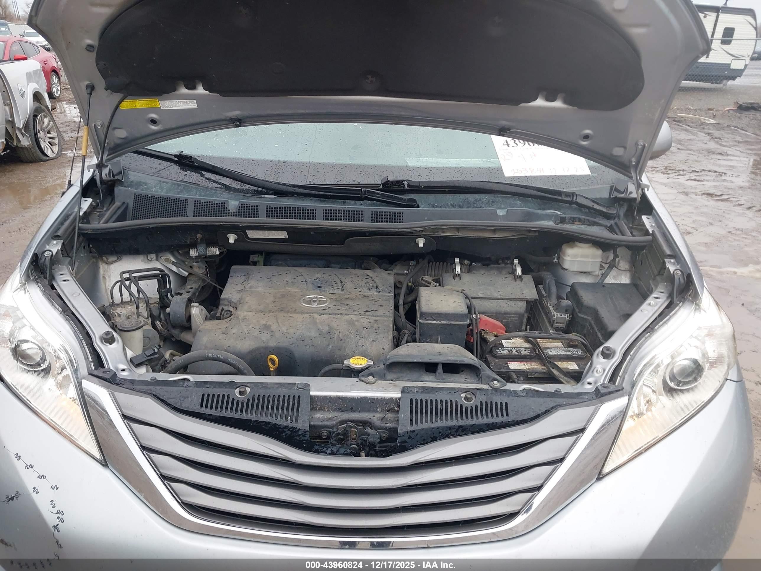 TOYOTA SIENNA image 10