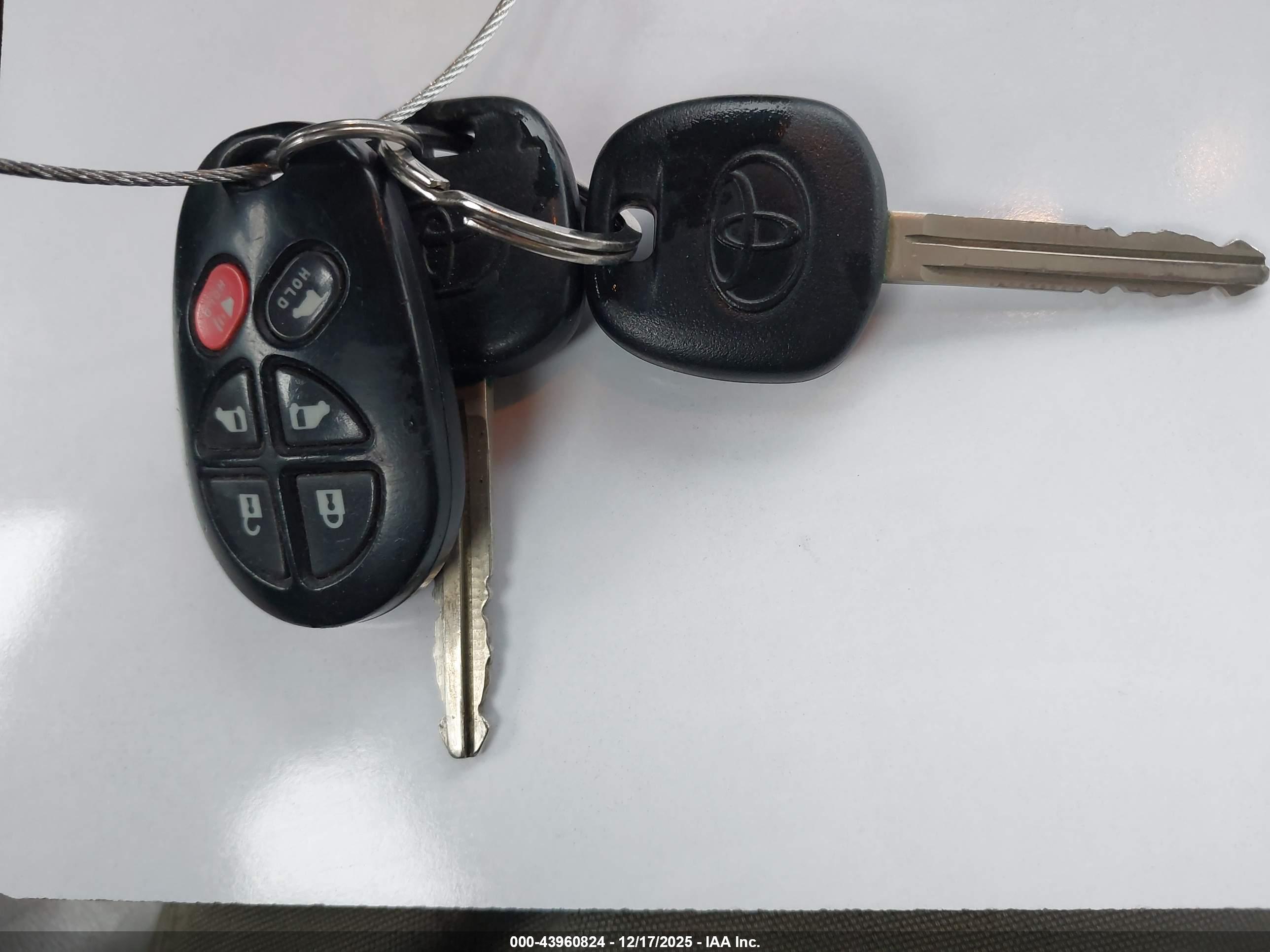 TOYOTA SIENNA image 11