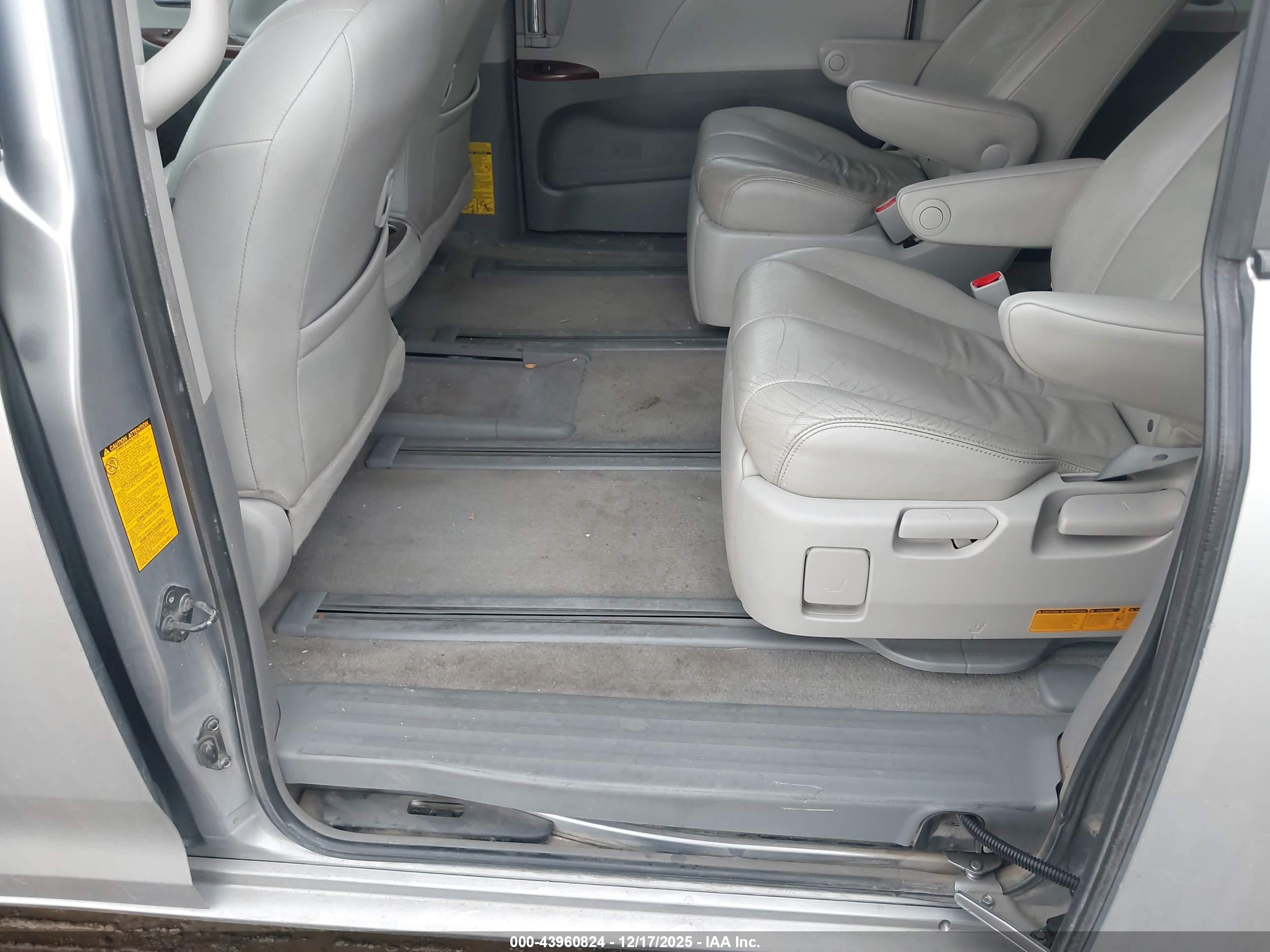 TOYOTA SIENNA image 8