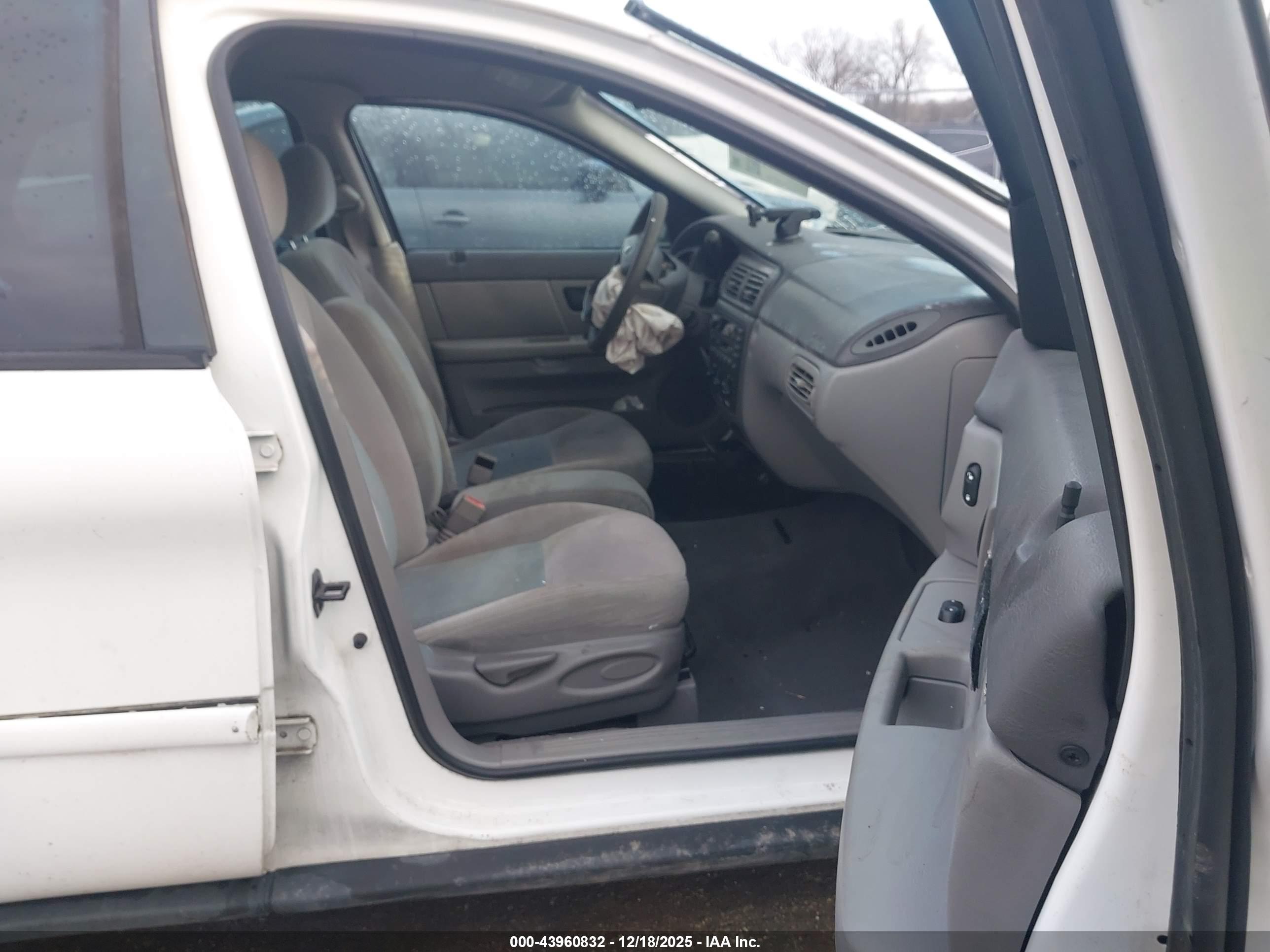 FORD TAURUS image 5