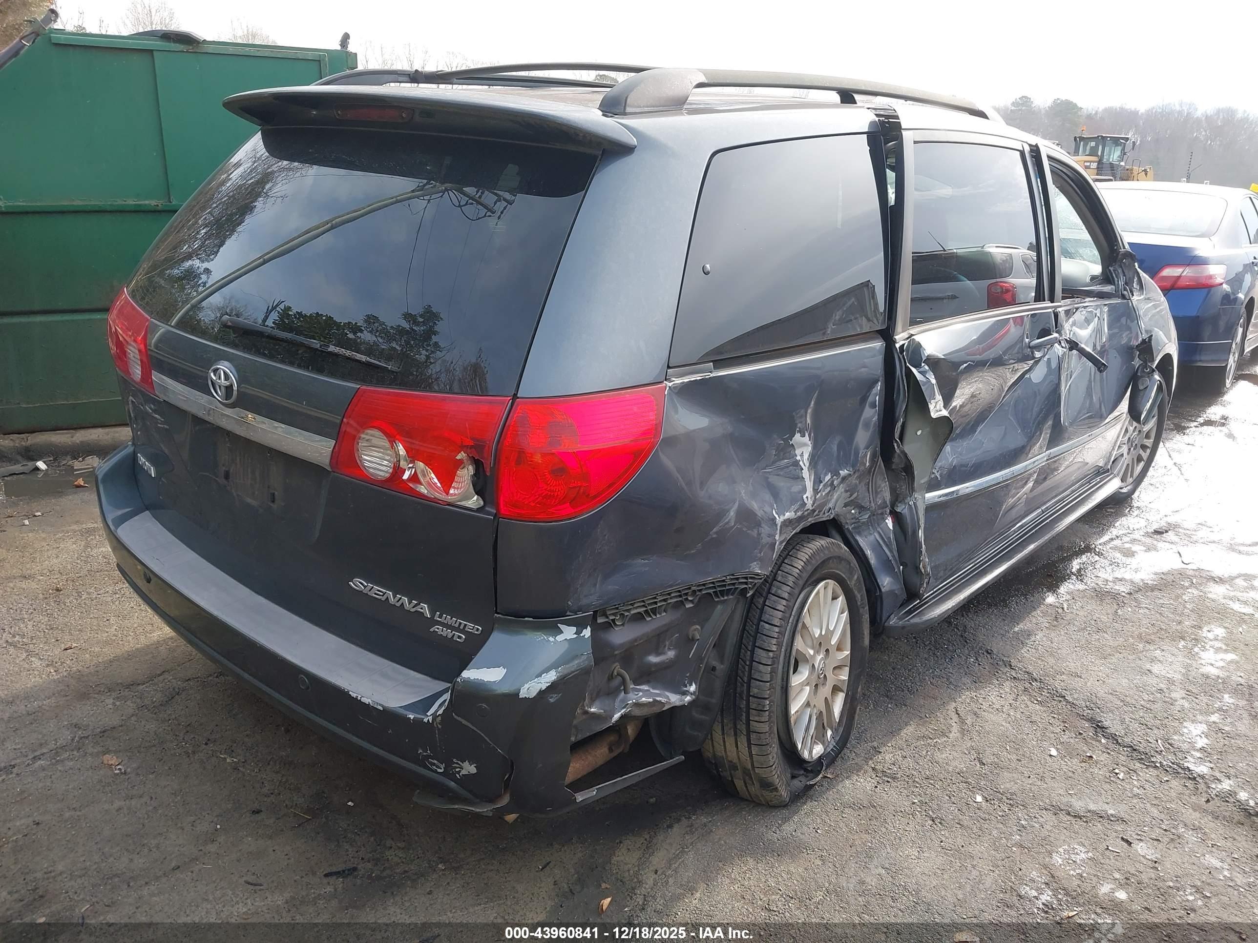TOYOTA SIENNA image 4