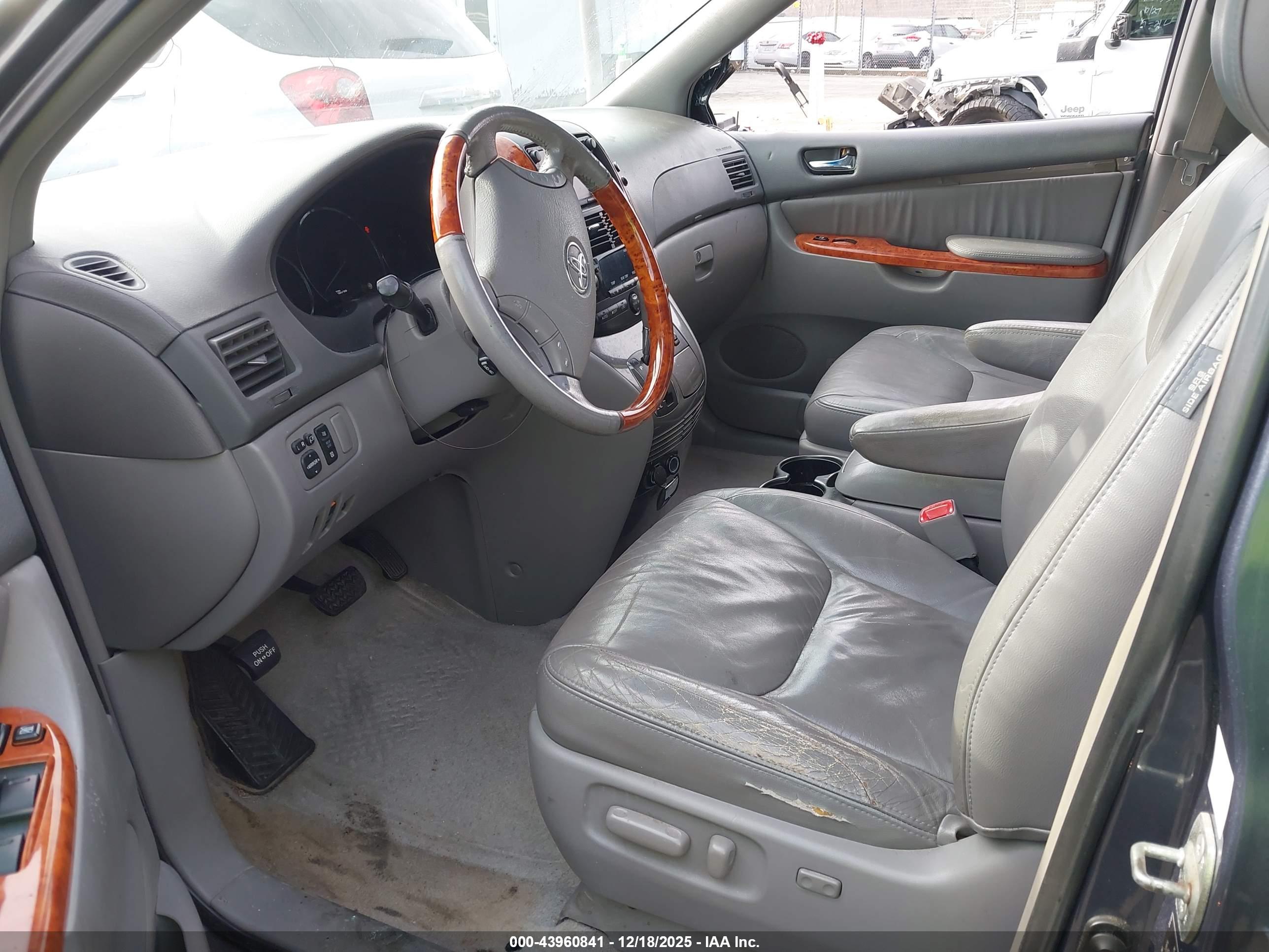 TOYOTA SIENNA image 5