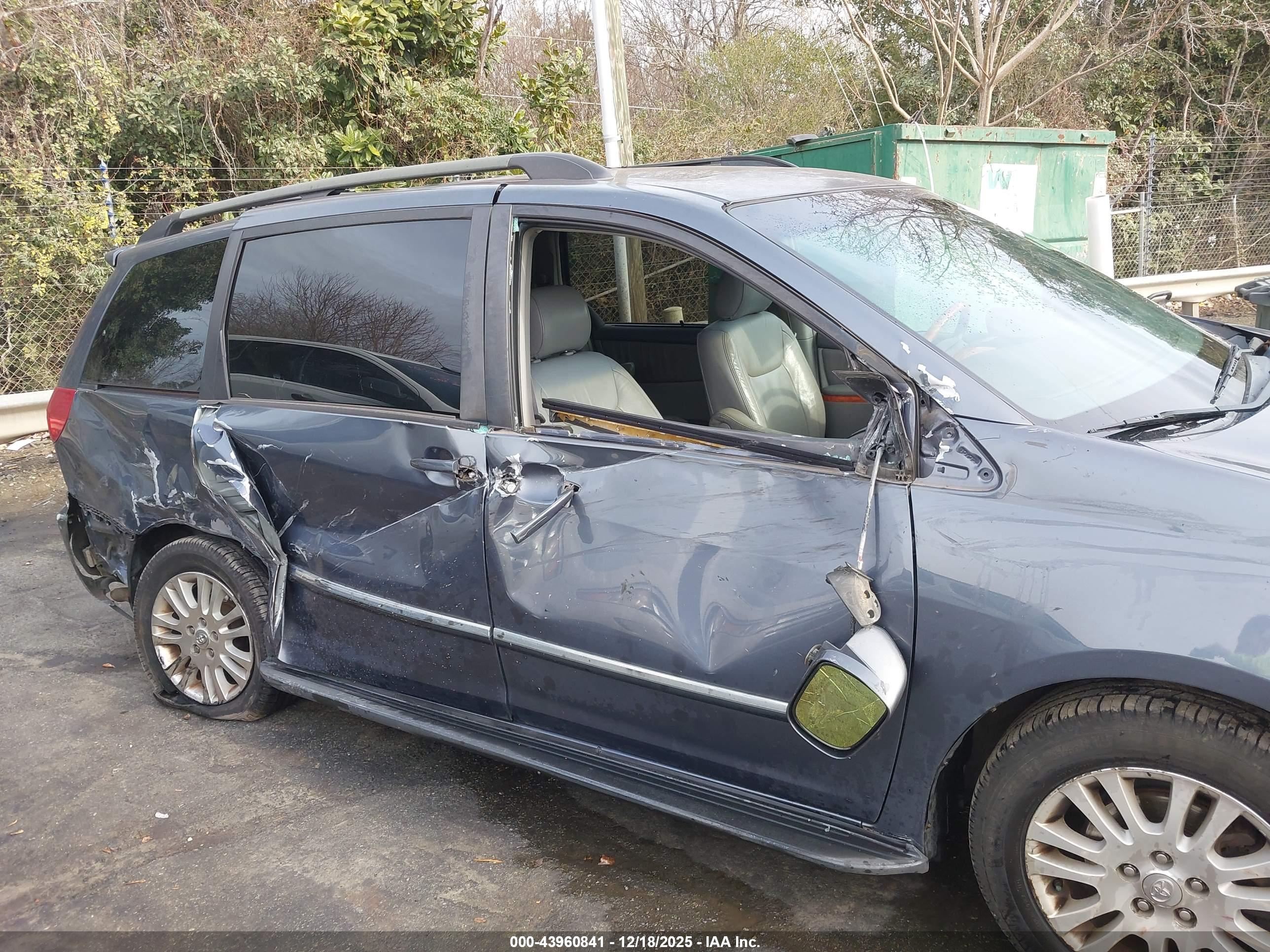 TOYOTA SIENNA image 6