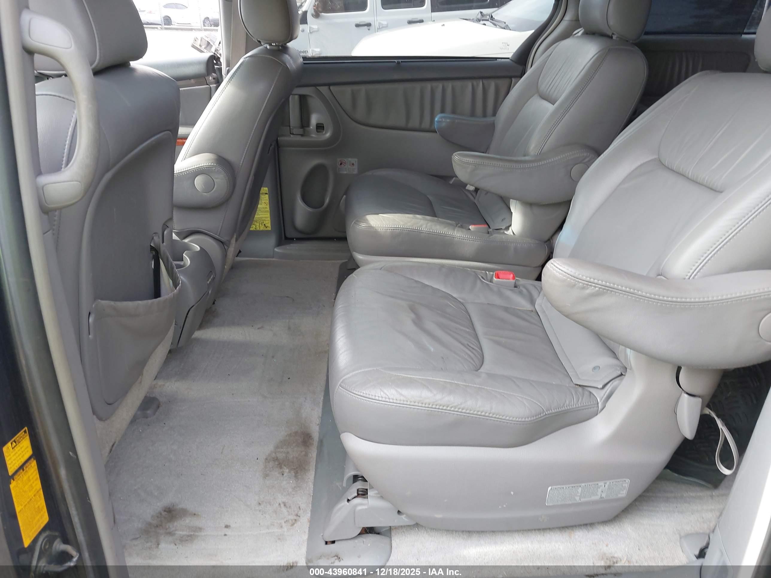 TOYOTA SIENNA image 8