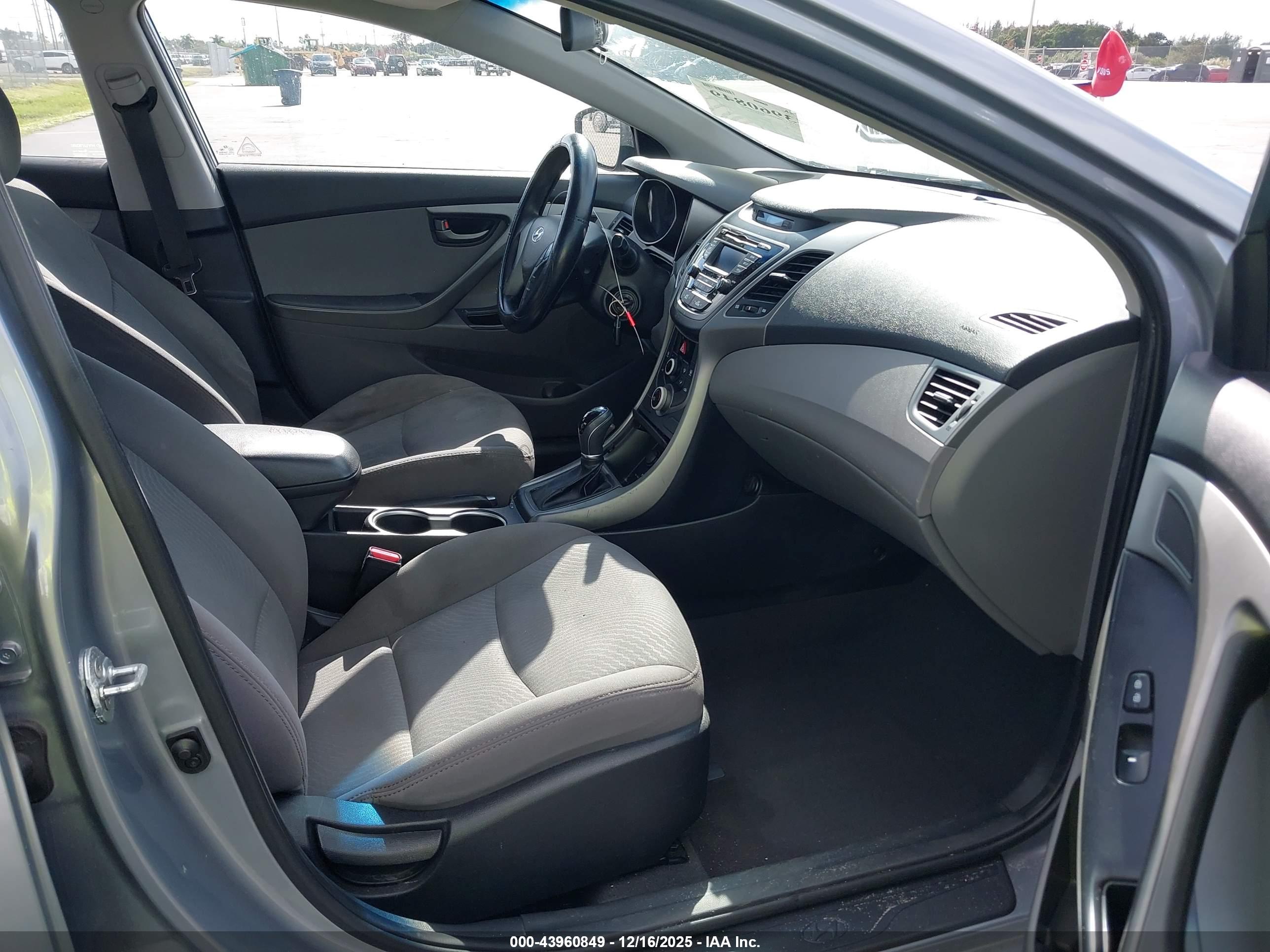 HYUNDAI ELANTRA image 5