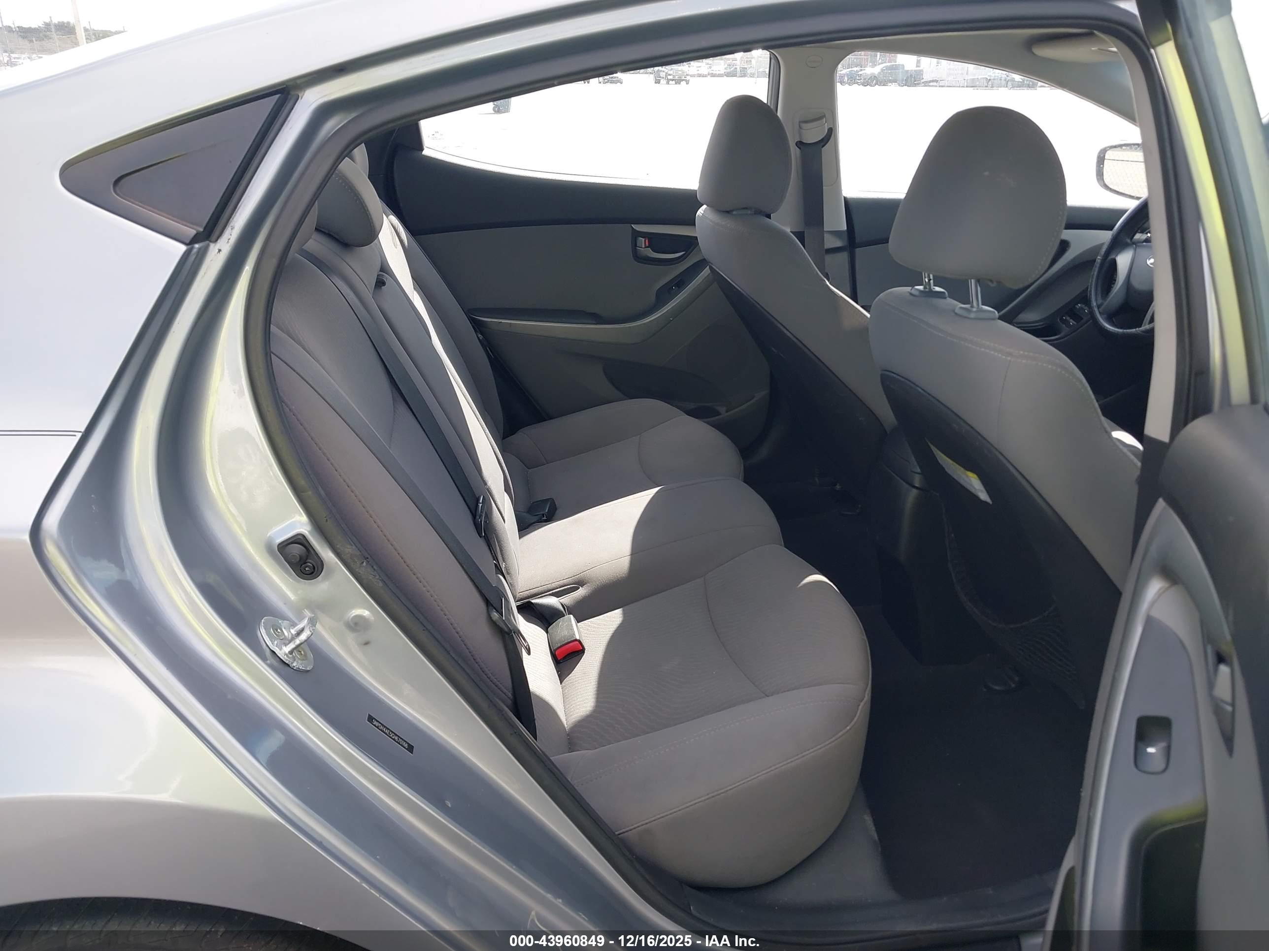 HYUNDAI ELANTRA image 8
