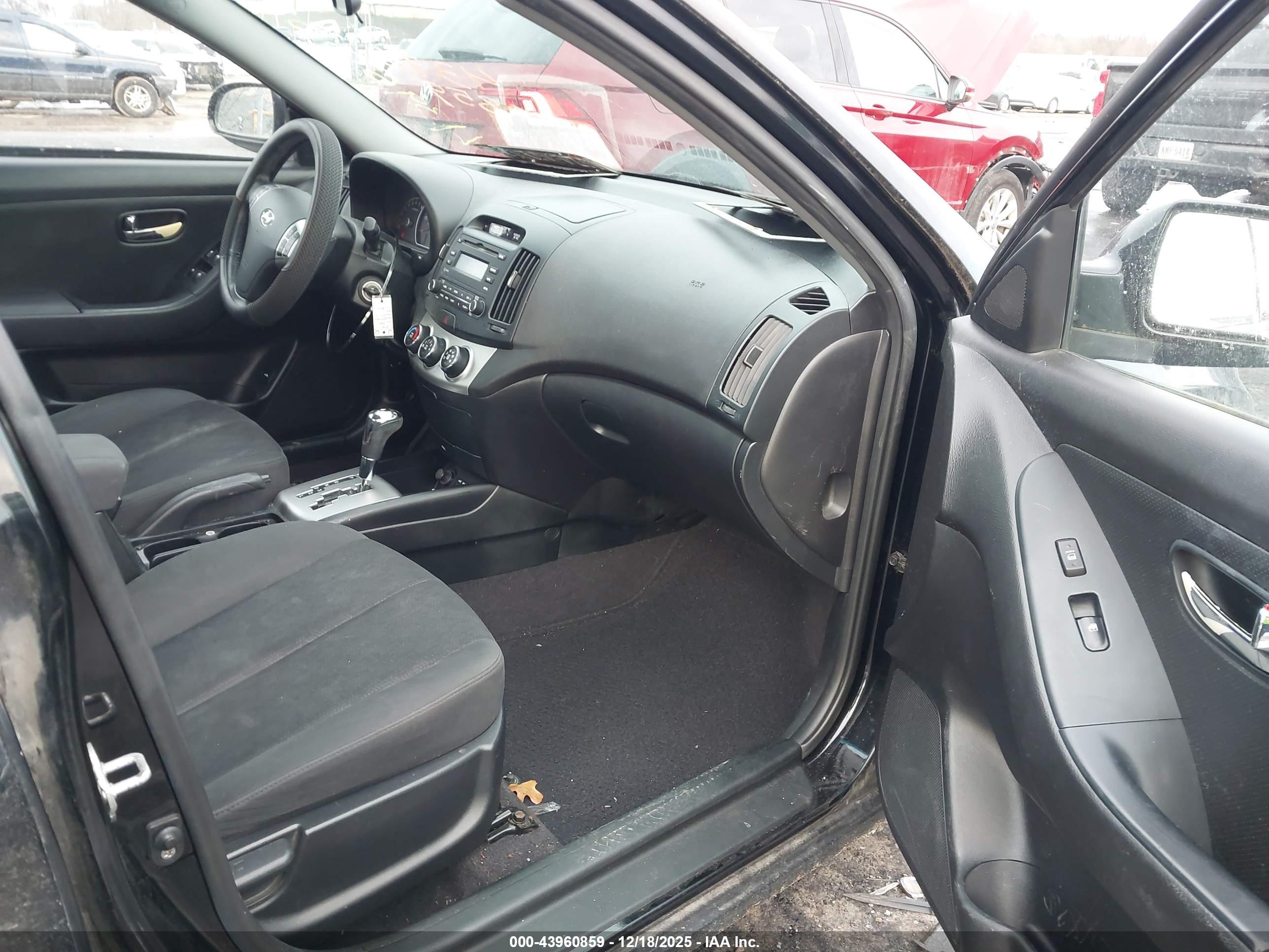 HYUNDAI ELANTRA image 5