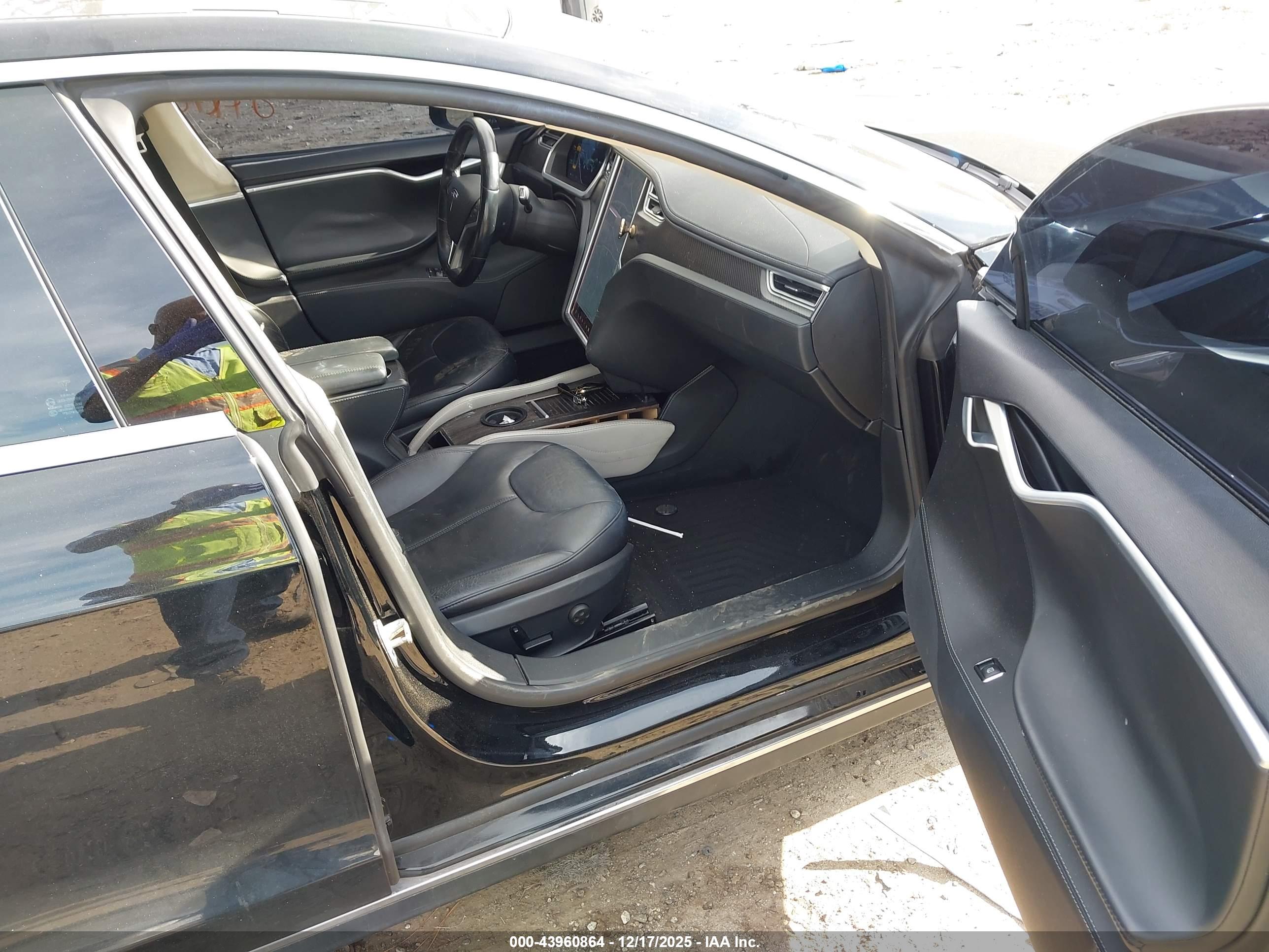 TESLA MODEL image 5
