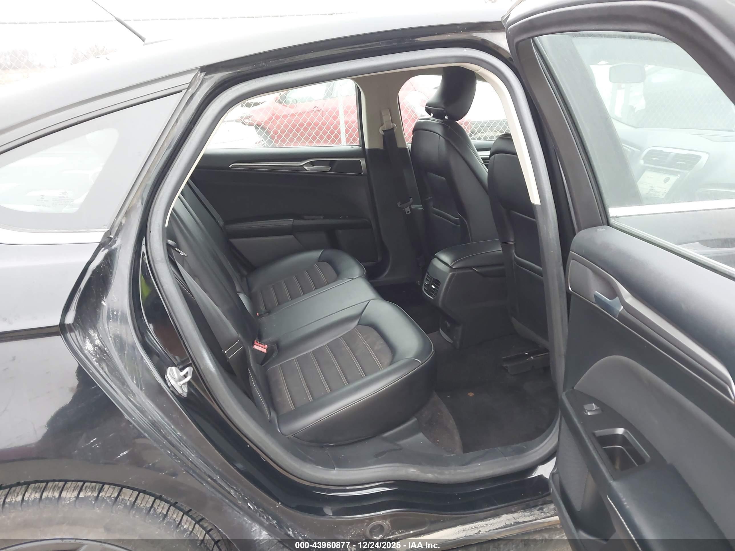 FORD FUSION image 8