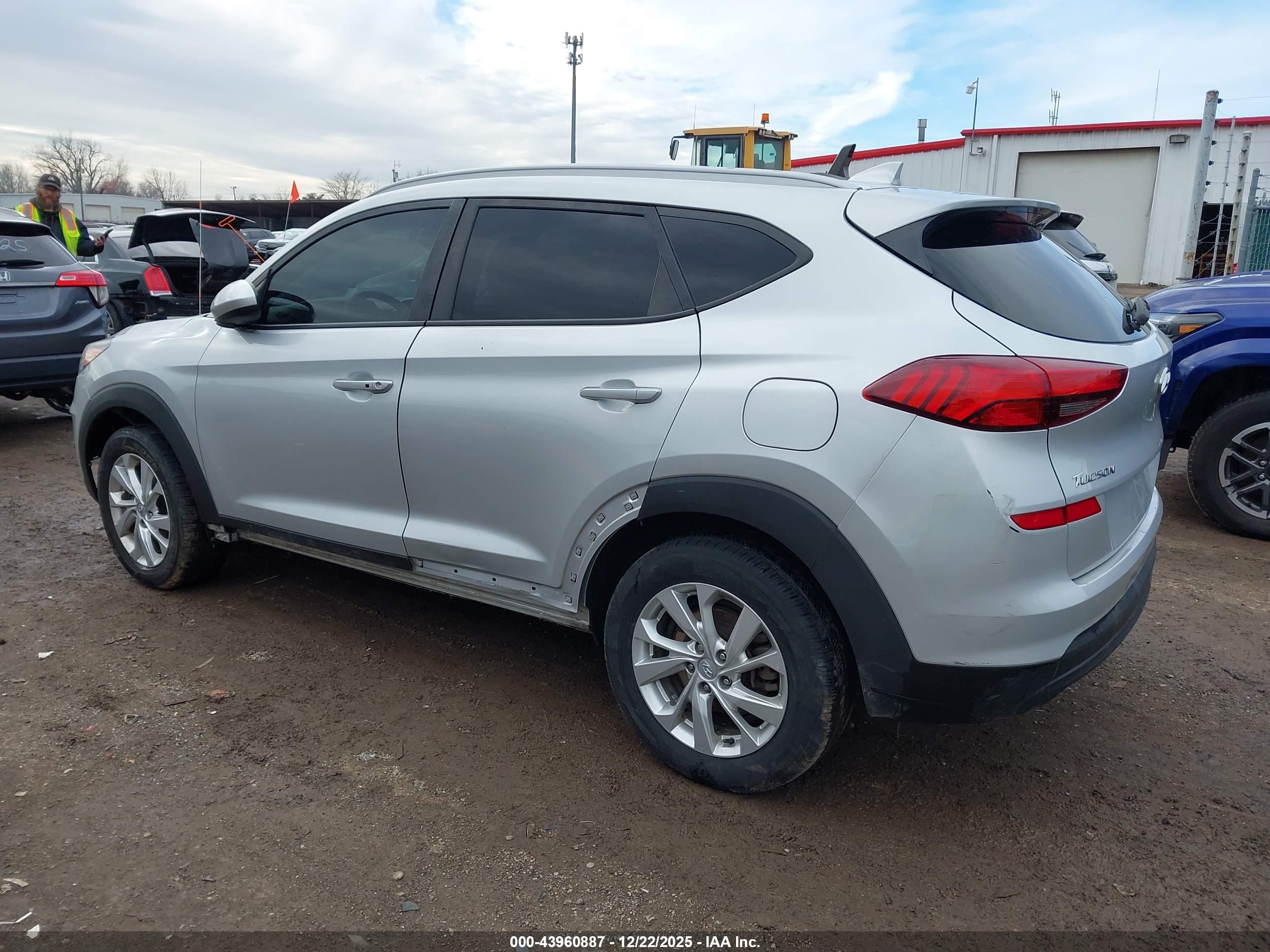 HYUNDAI TUCSON image 3