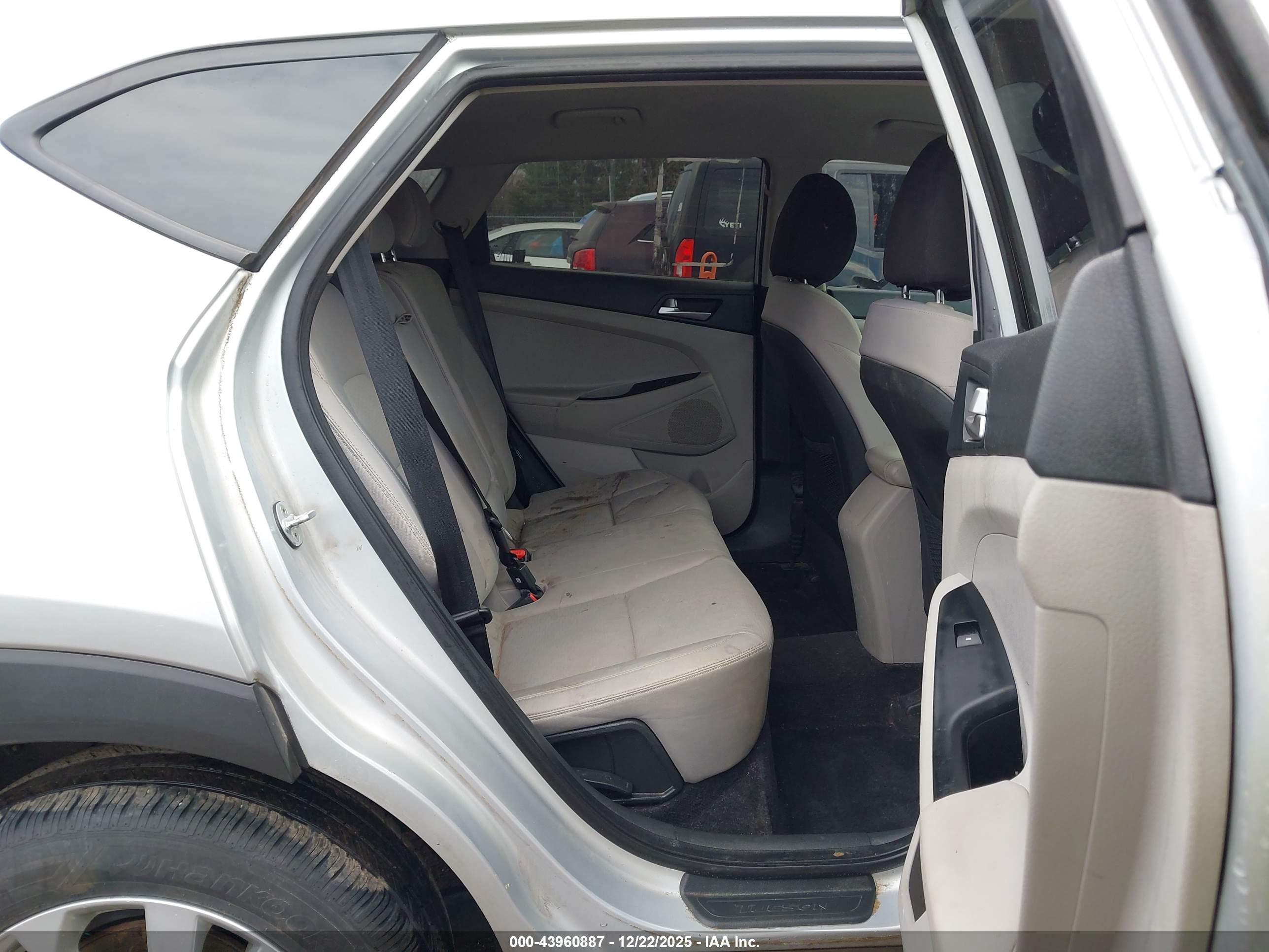 HYUNDAI TUCSON image 8