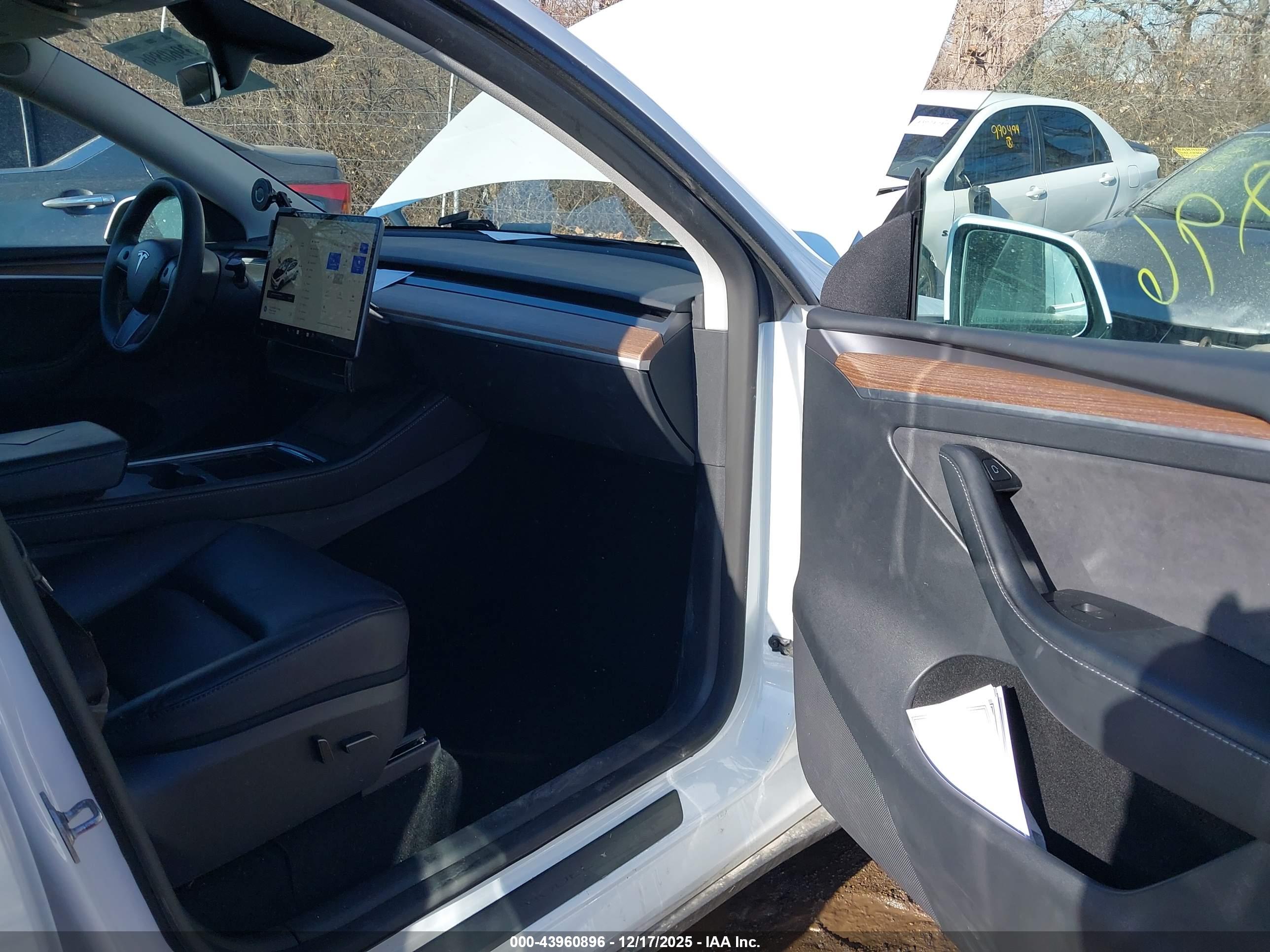 TESLA MODEL image 5