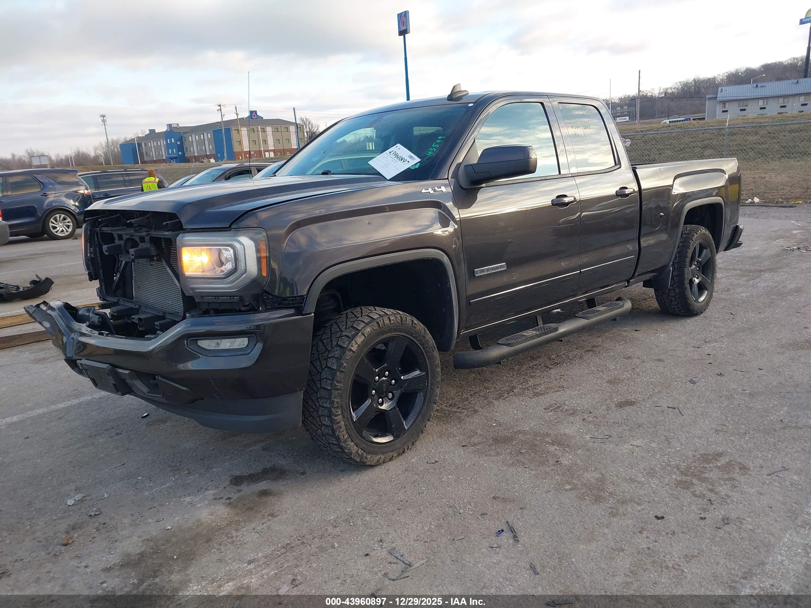 GMC SIERRA image 2