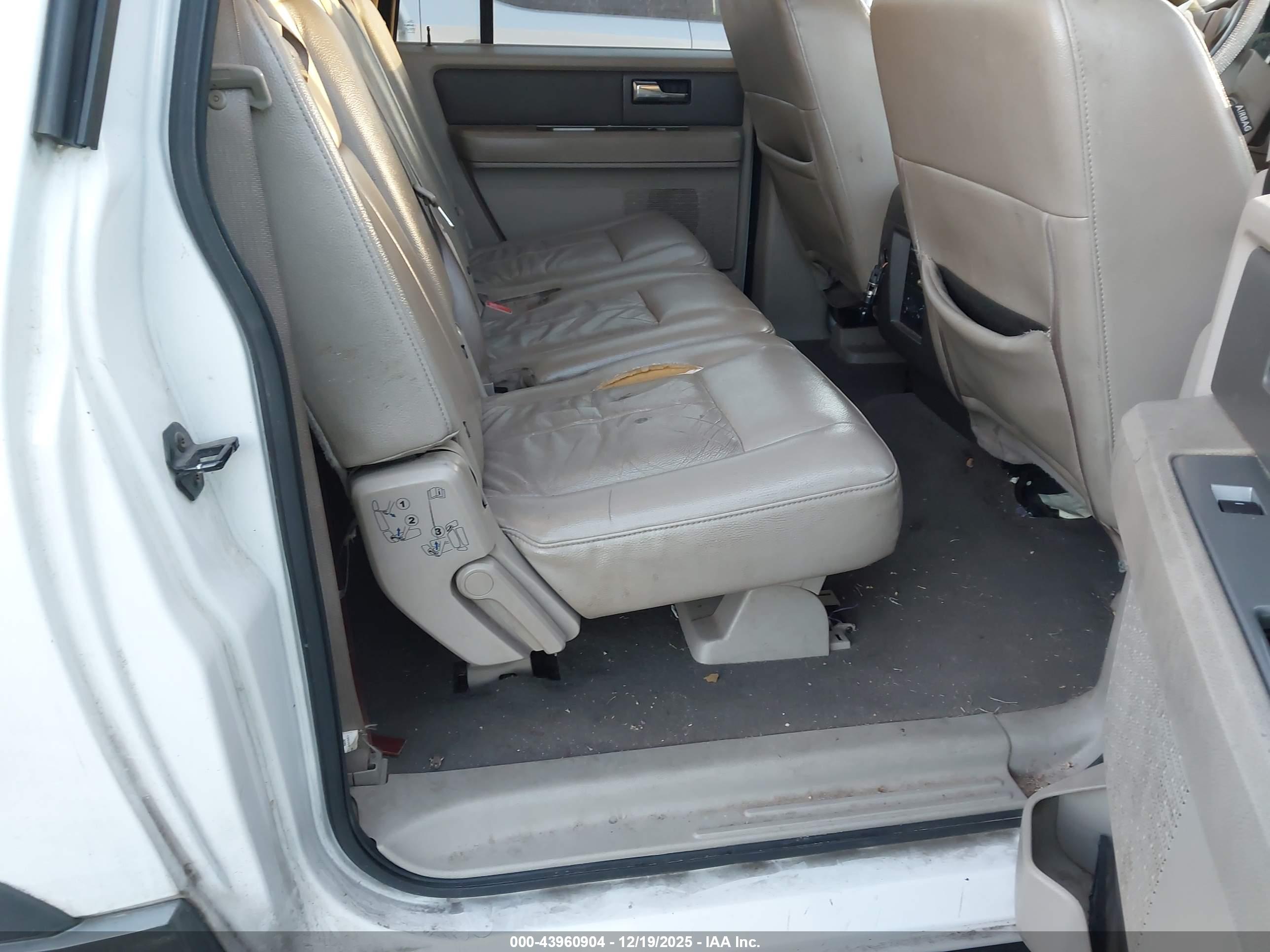 FORD EXPEDITION image 8