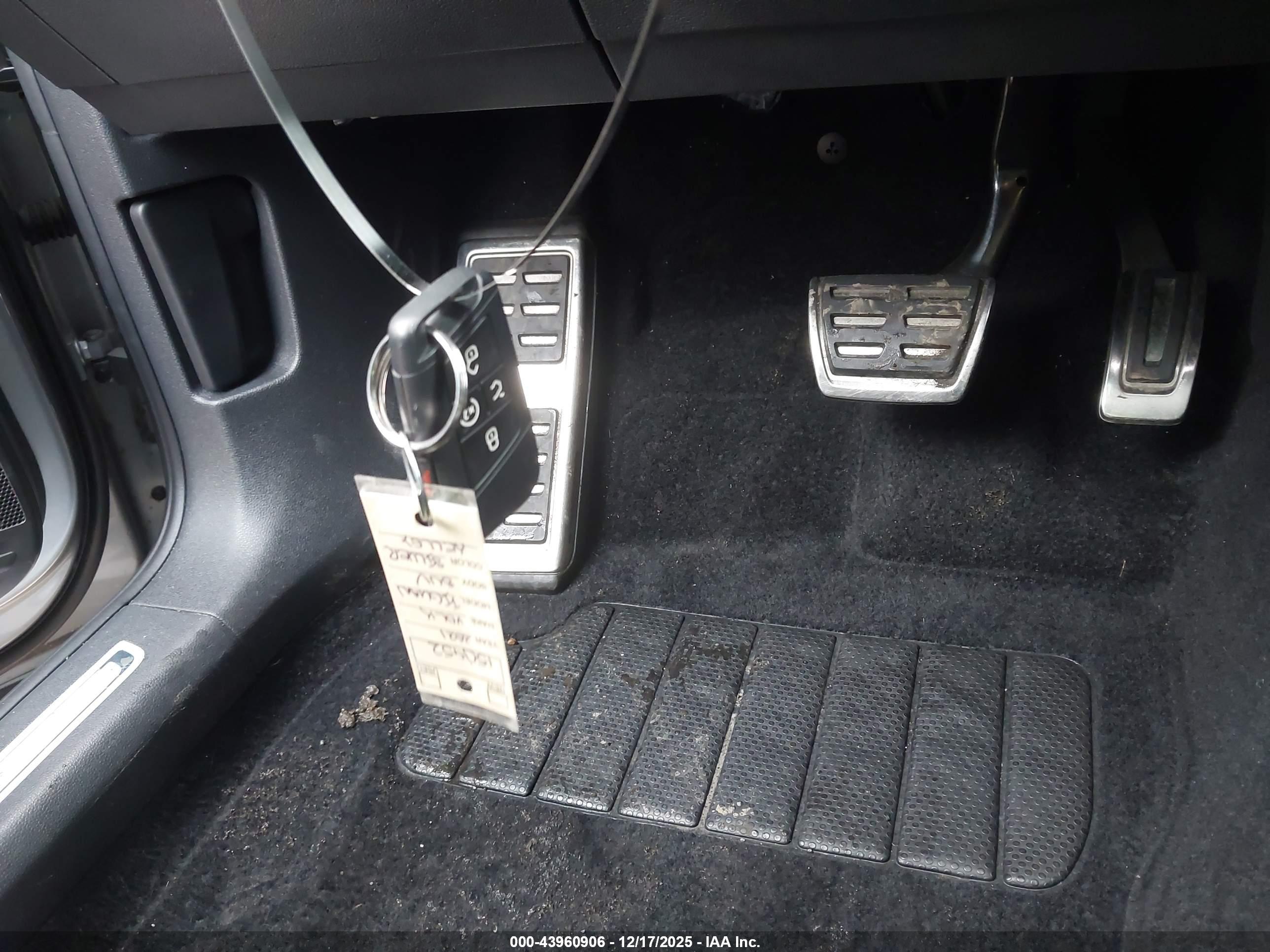 VOLKSWAGEN TIGUAN image 11