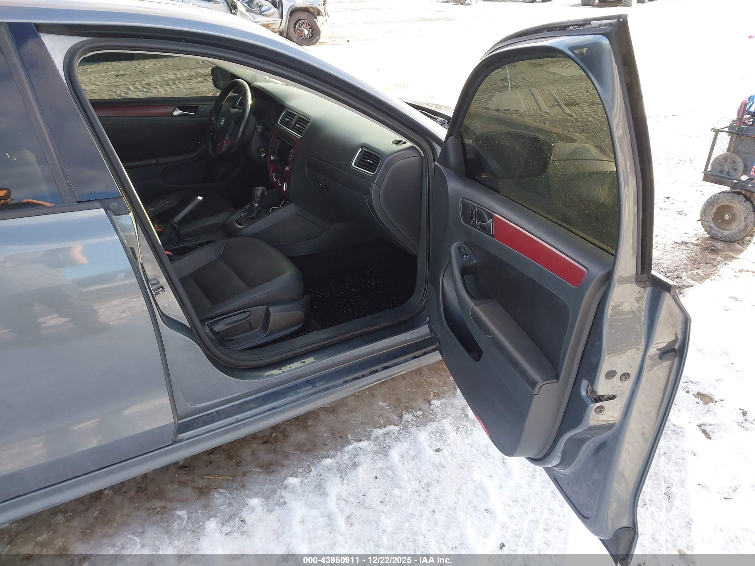 VOLKSWAGEN JETTA image 5