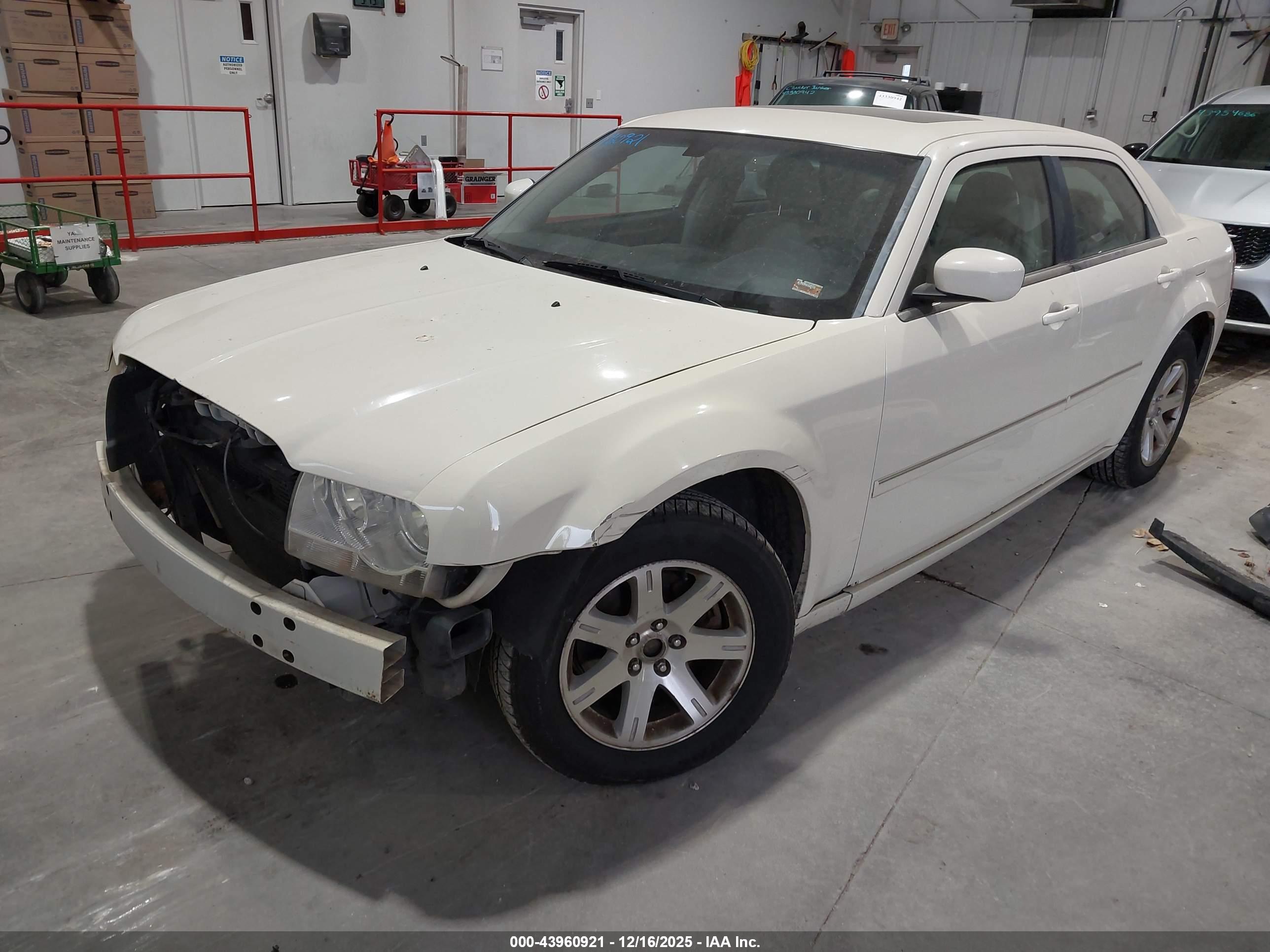 CHRYSLER 300 image 2