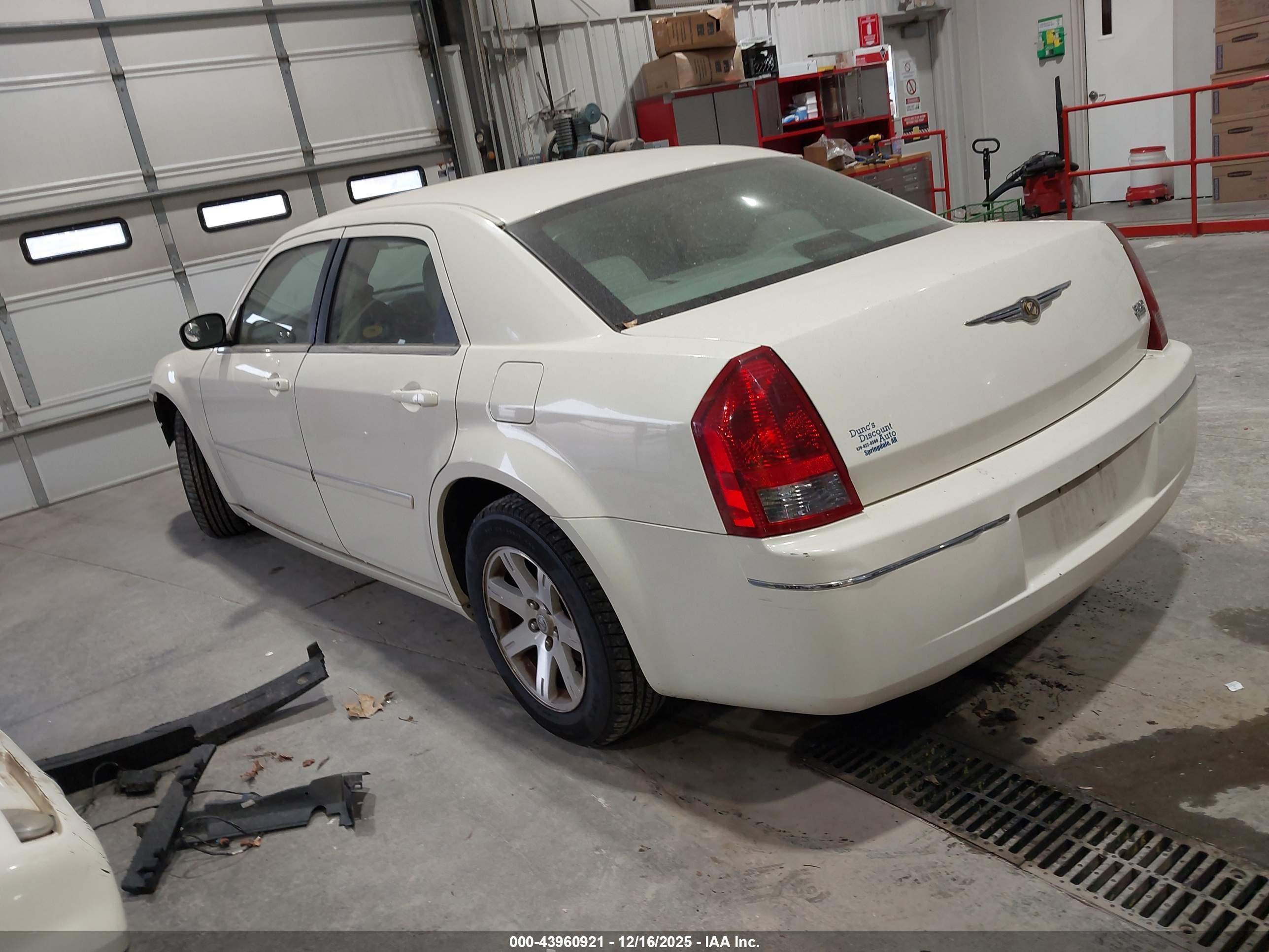 CHRYSLER 300 image 3