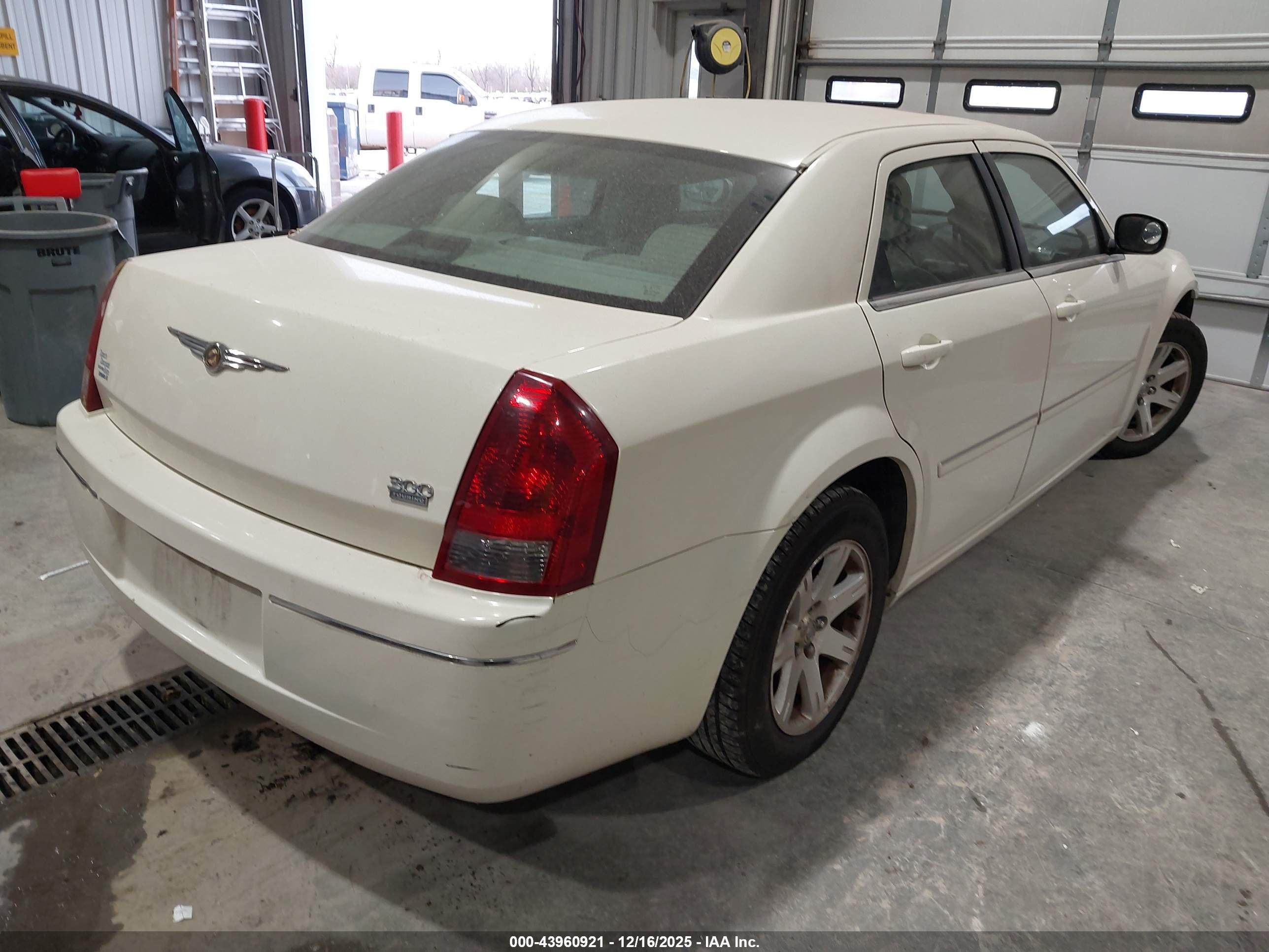 CHRYSLER 300 image 4