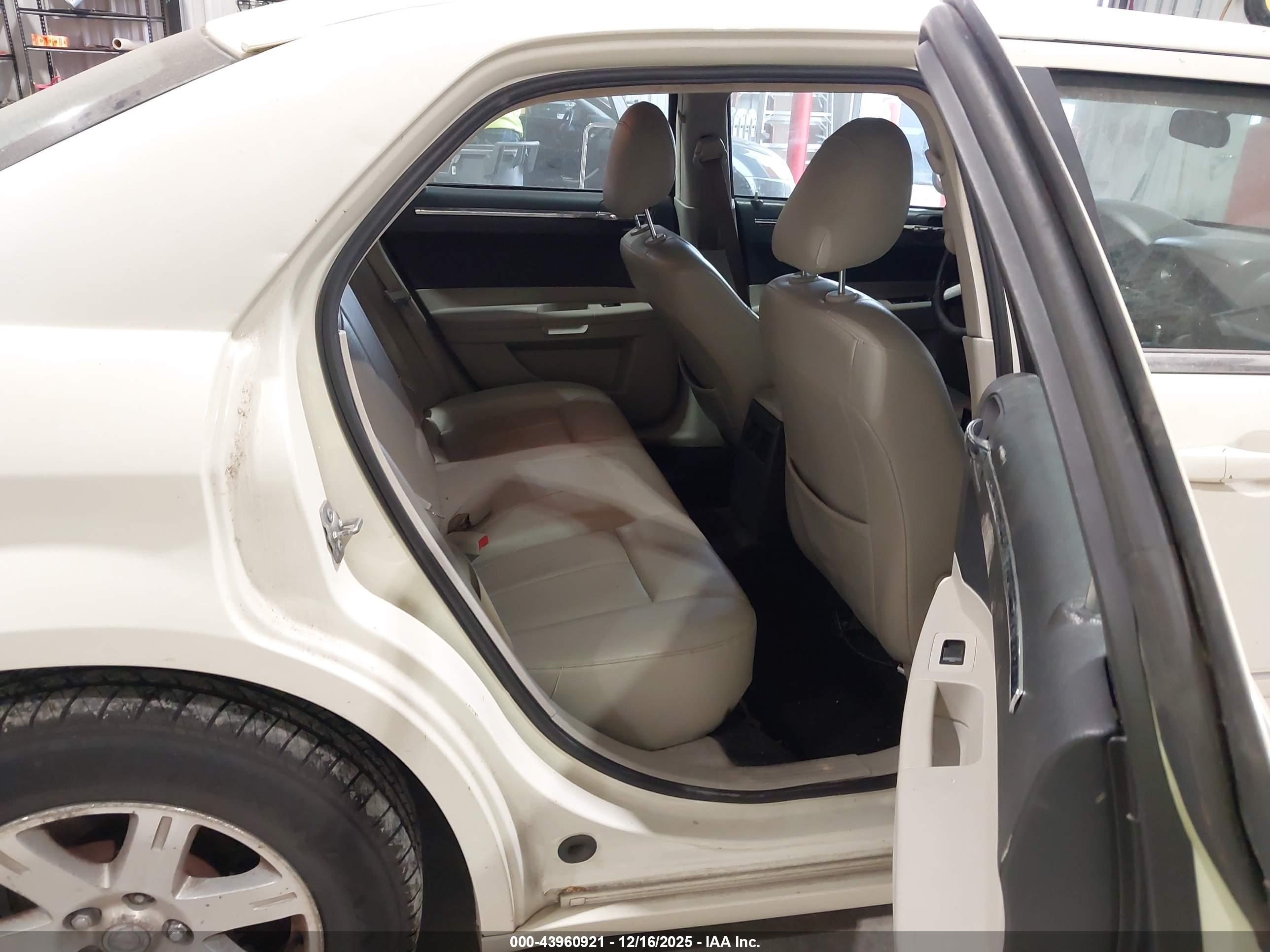 CHRYSLER 300 image 8