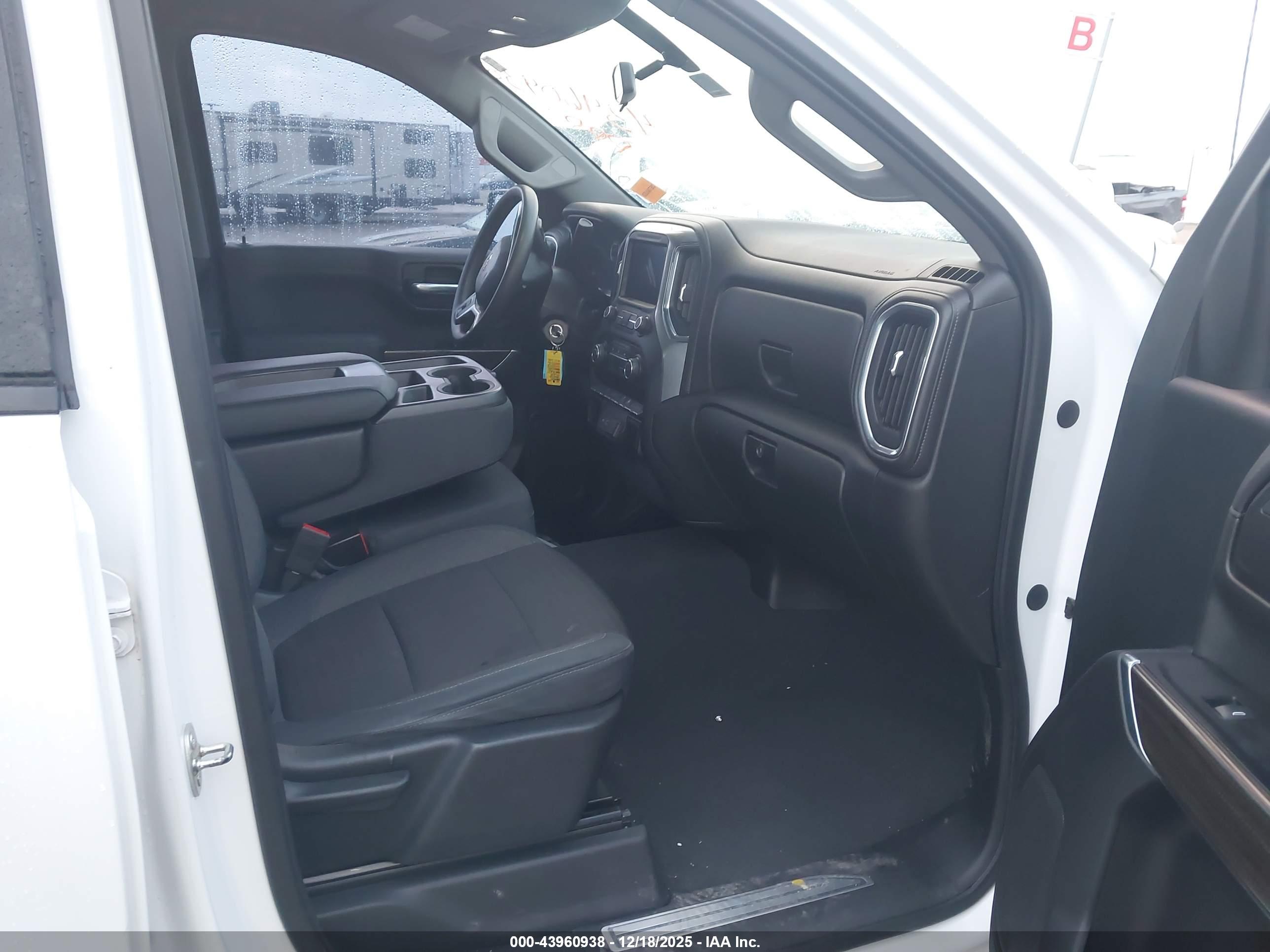 CHEVROLET SILVERADO image 5
