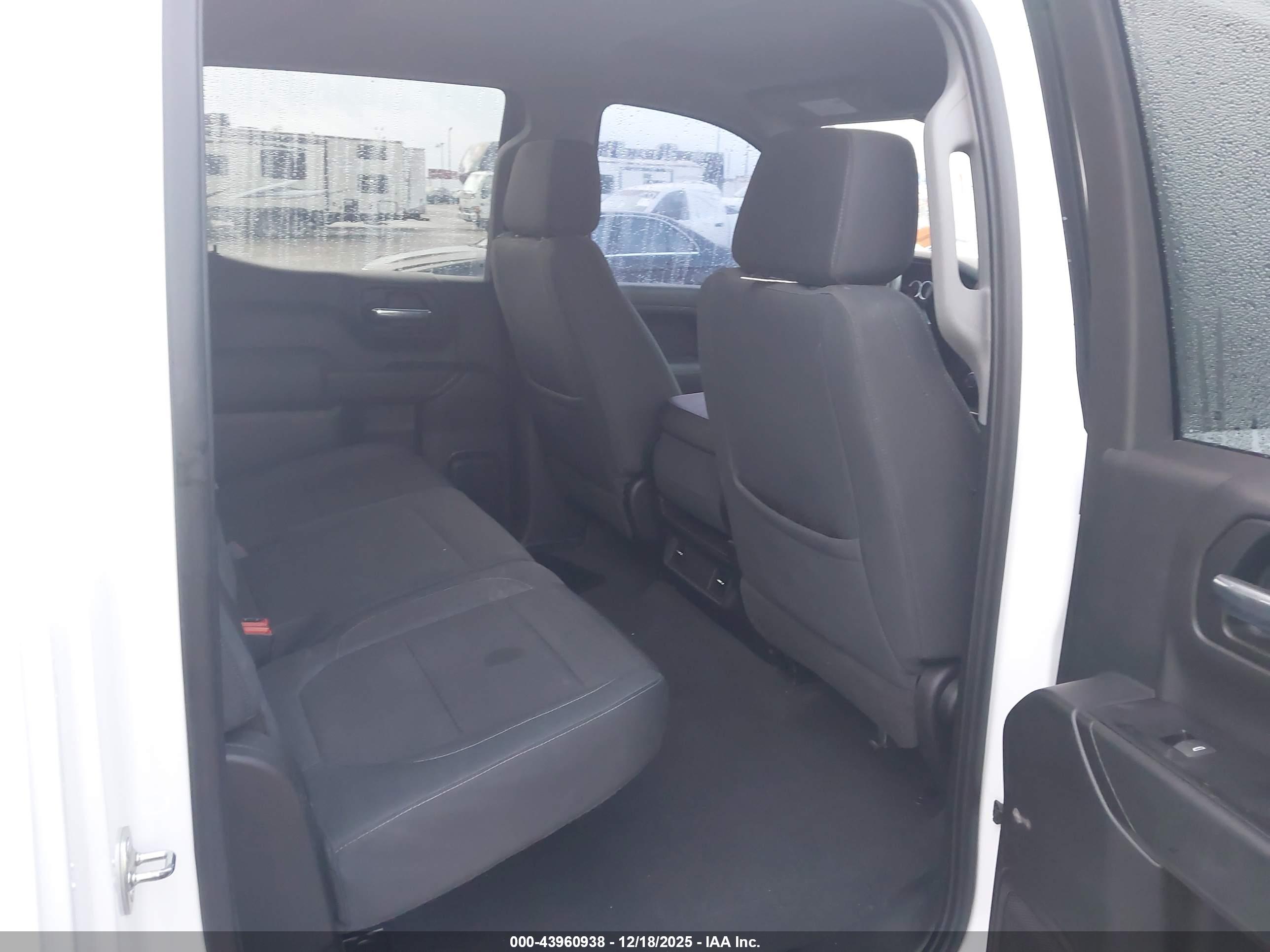 CHEVROLET SILVERADO image 8