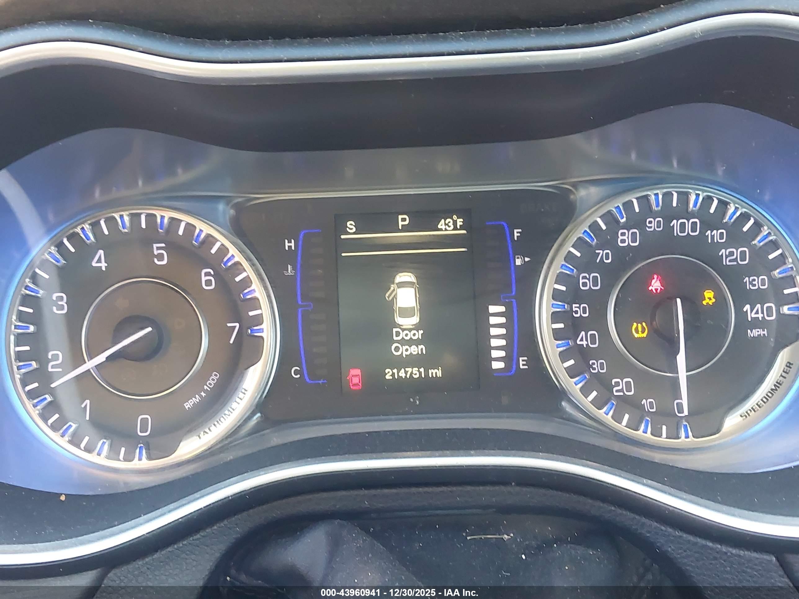 CHRYSLER 200 image 7