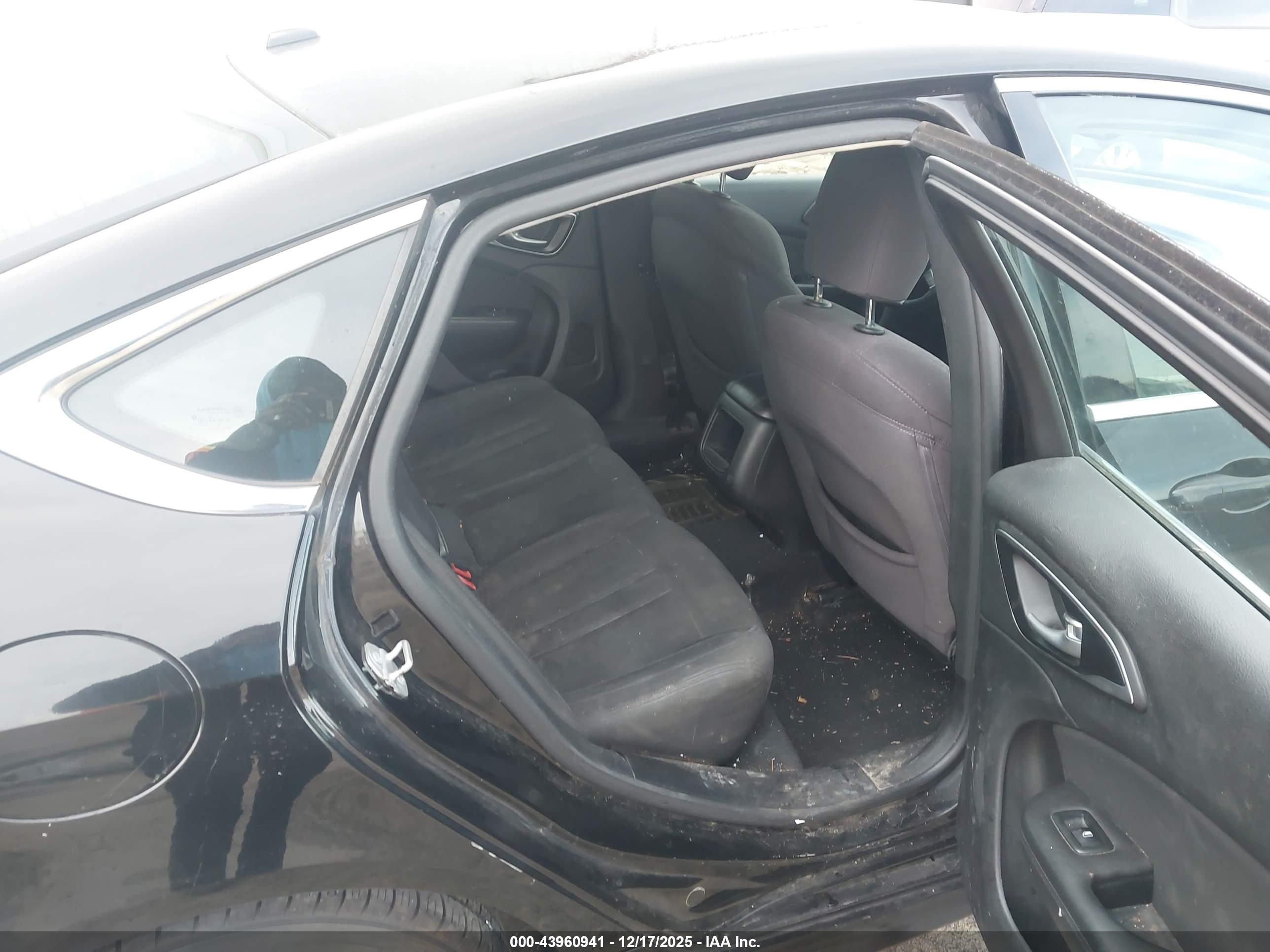 CHRYSLER 200 image 8