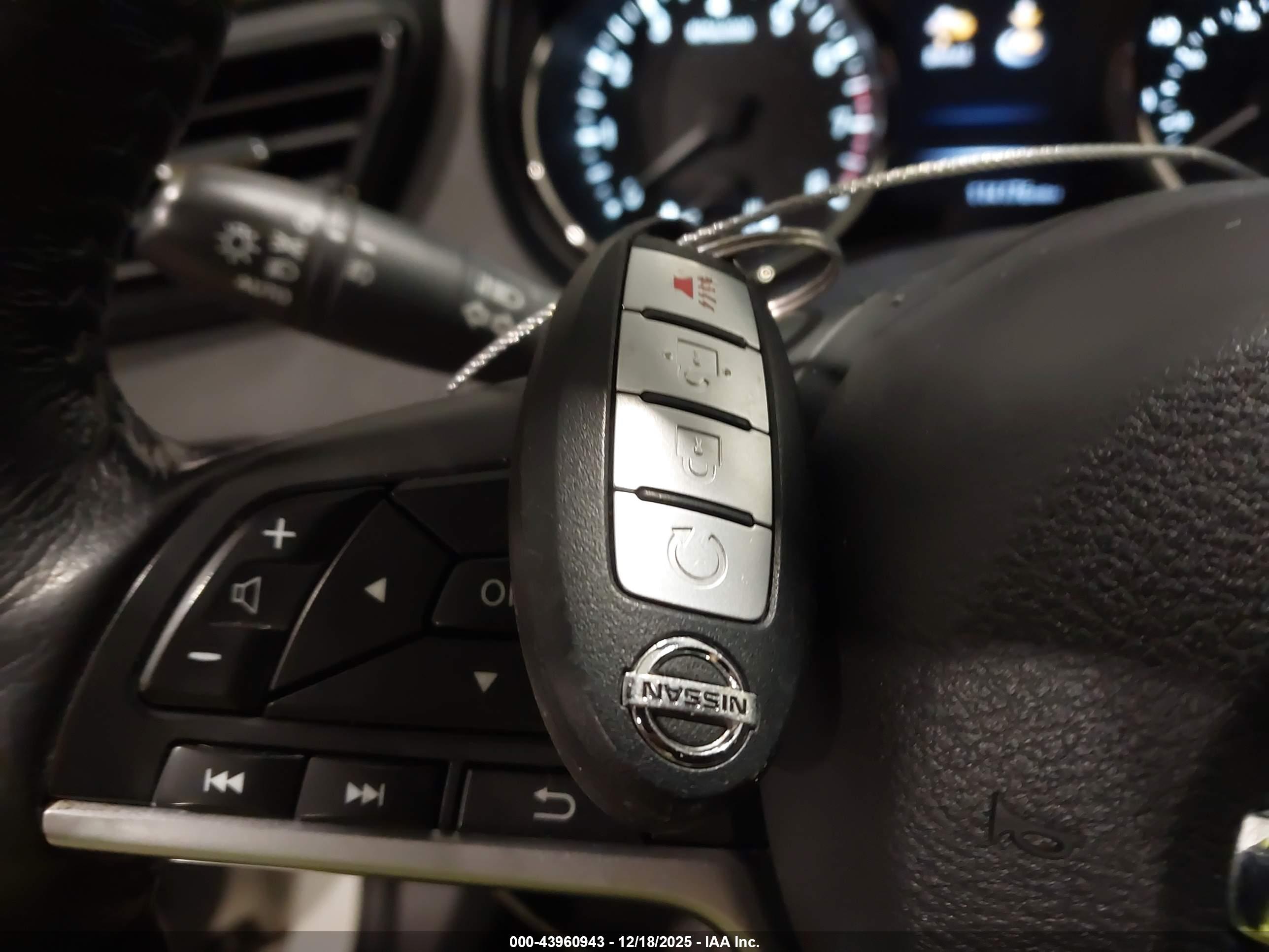 NISSAN ROGUE image 11