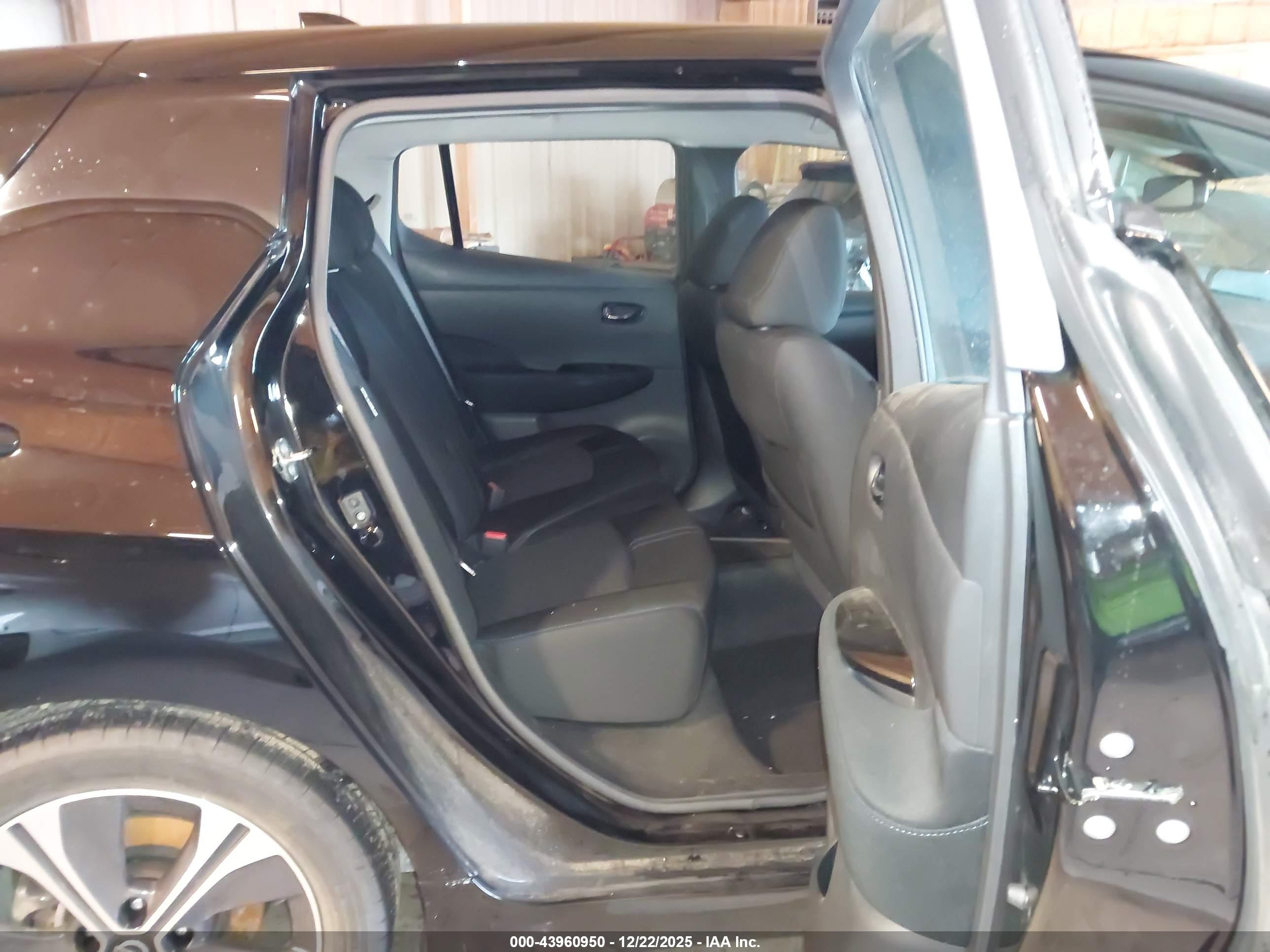 NISSAN LEAF image 8
