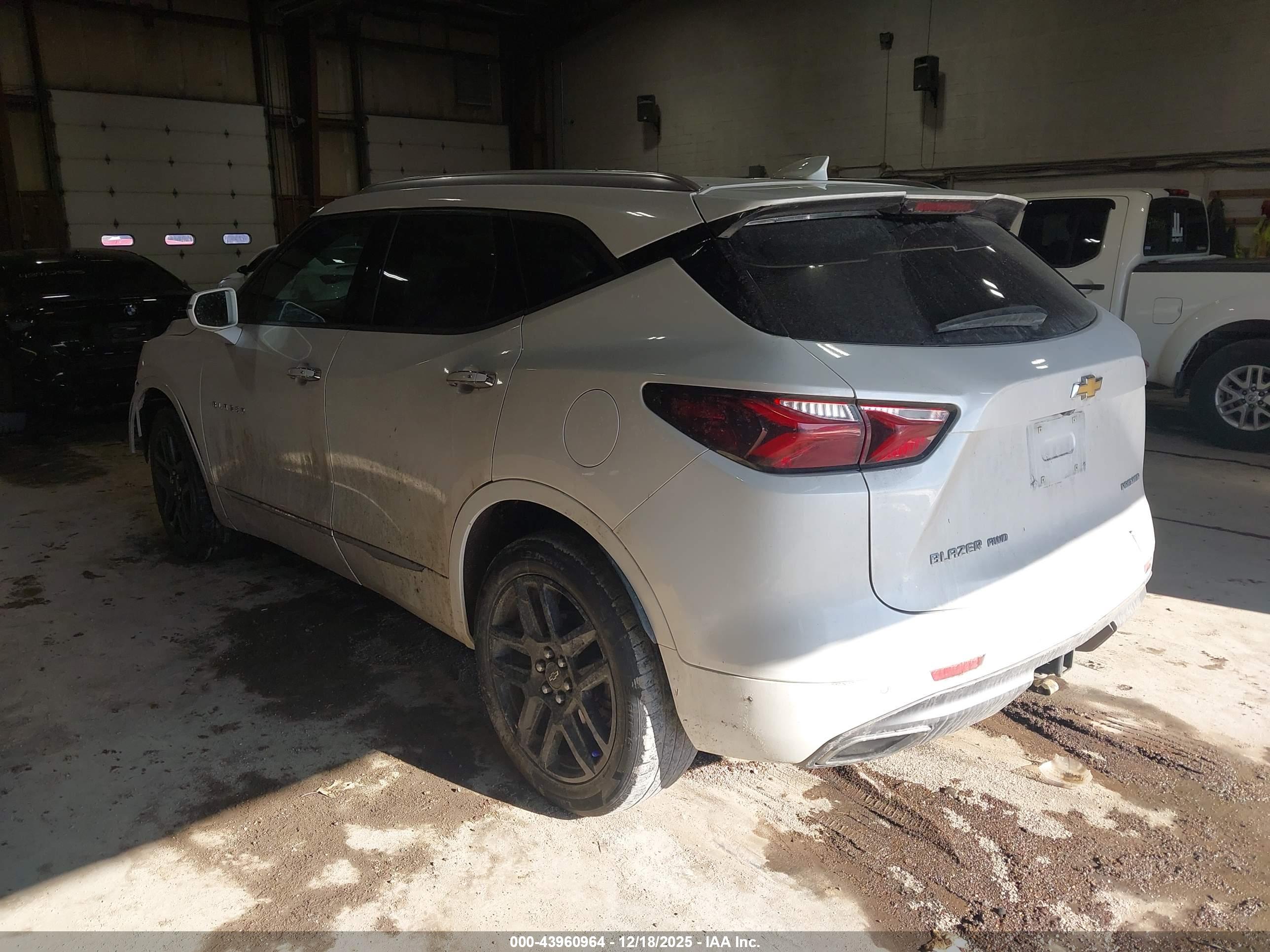 CHEVROLET BLAZER image 3