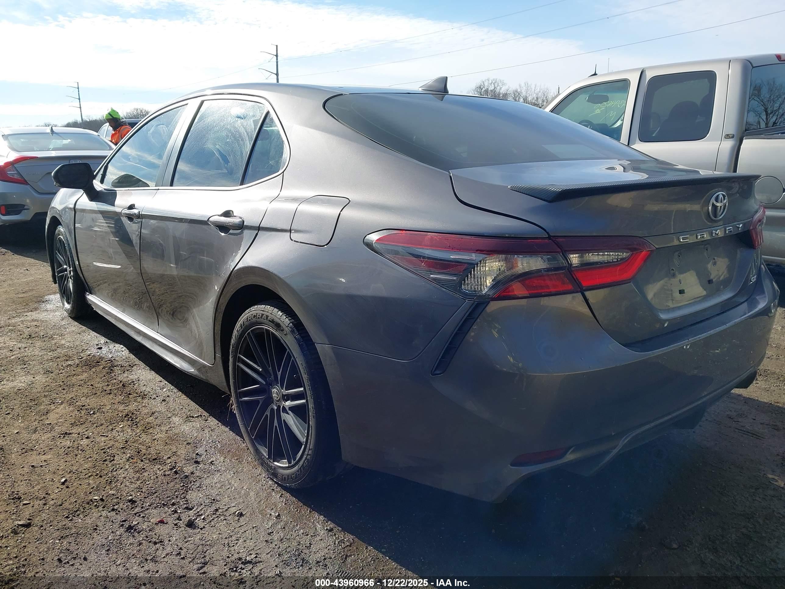 TOYOTA CAMRY image 3