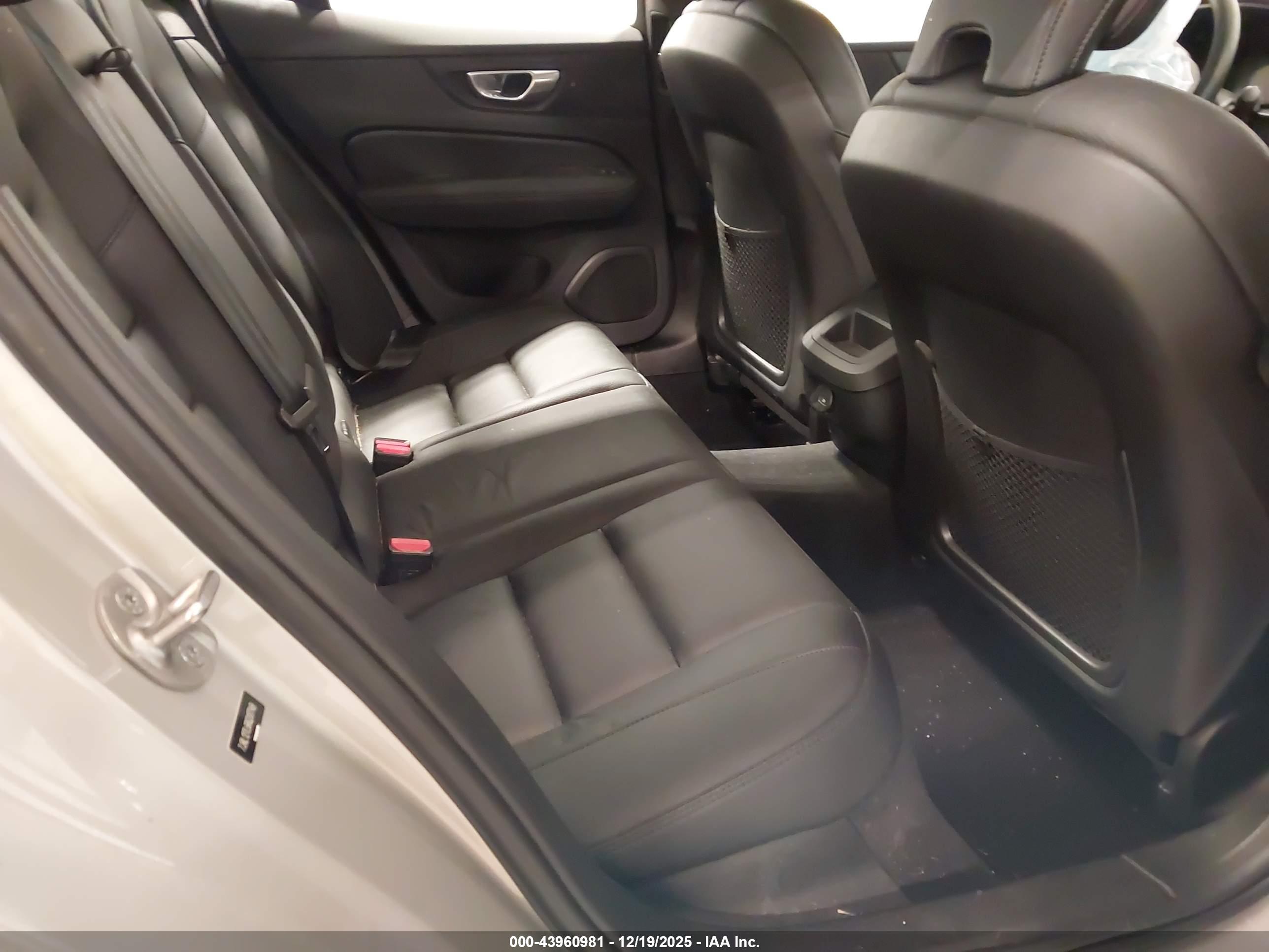 VOLVO S60 image 8