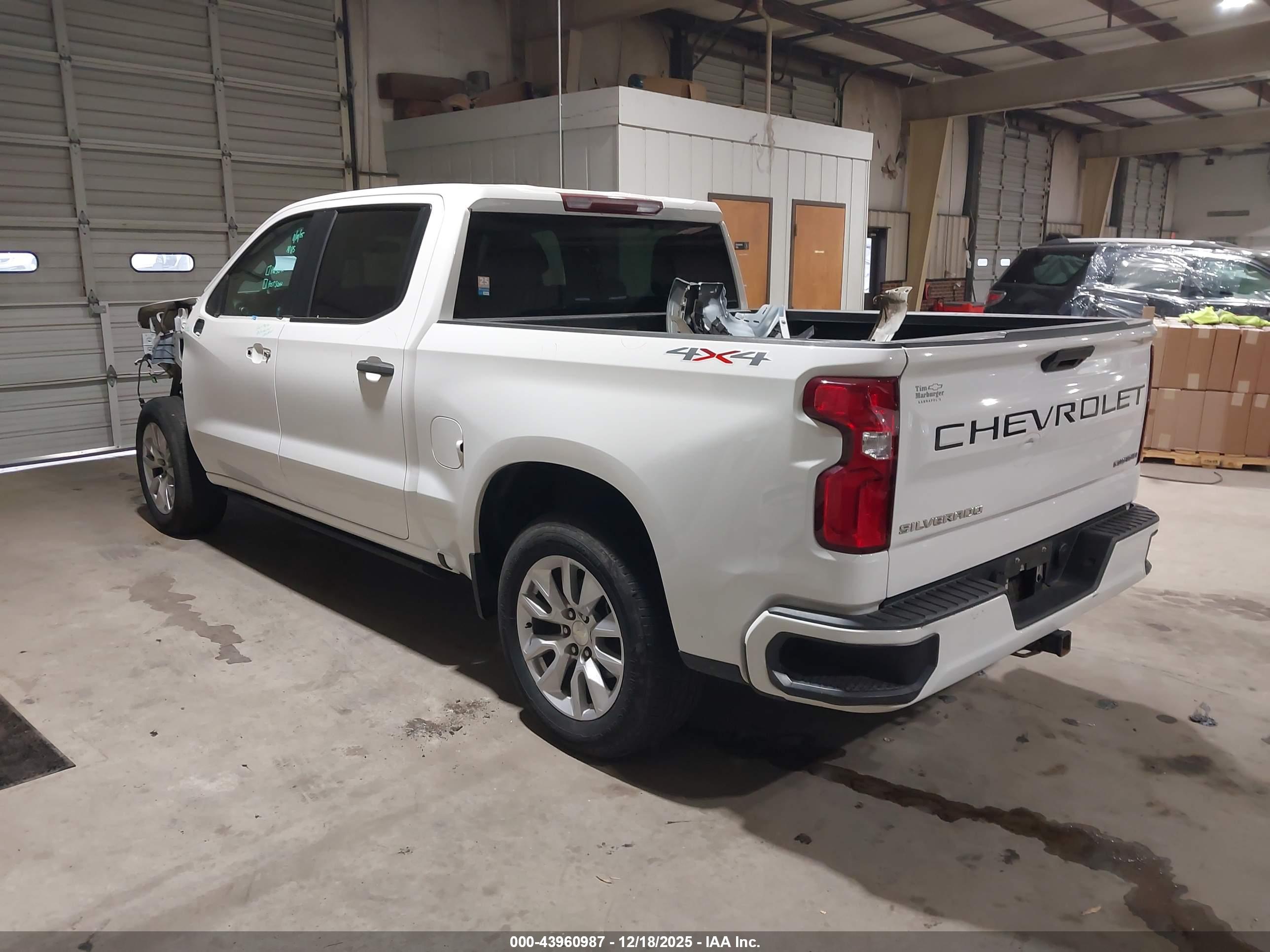 CHEVROLET SILVERADO image 3
