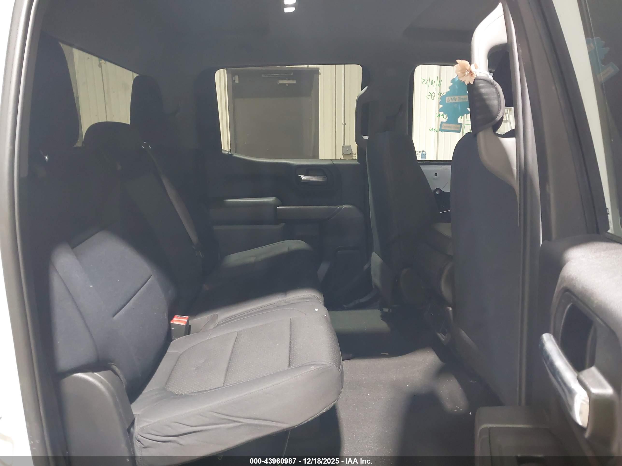 CHEVROLET SILVERADO image 8