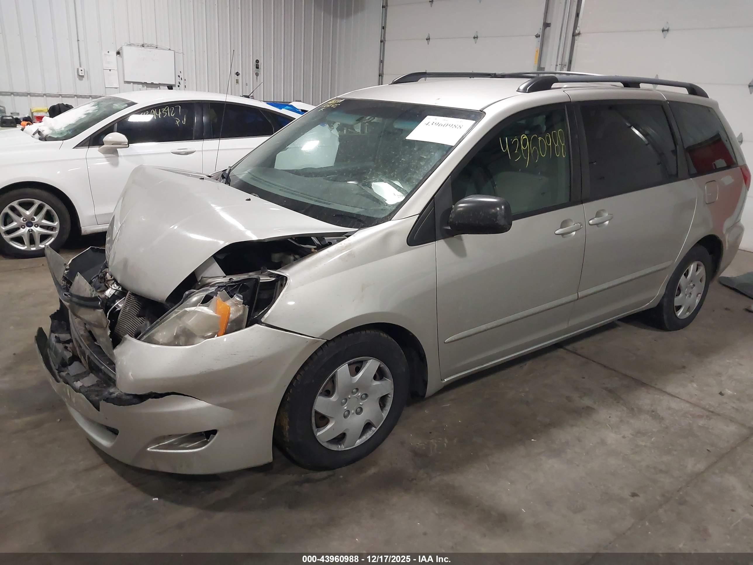 TOYOTA SIENNA image 2