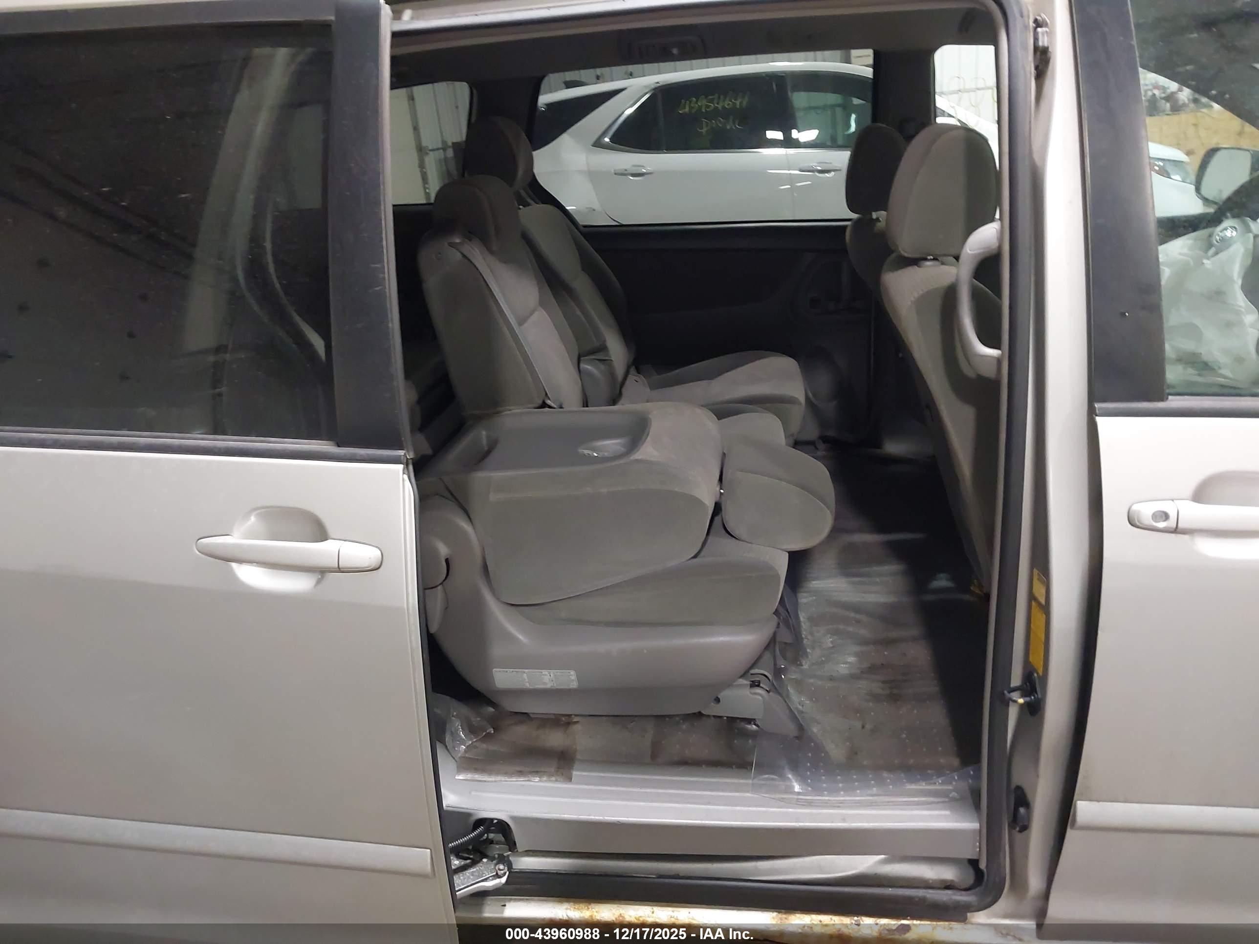 TOYOTA SIENNA image 8
