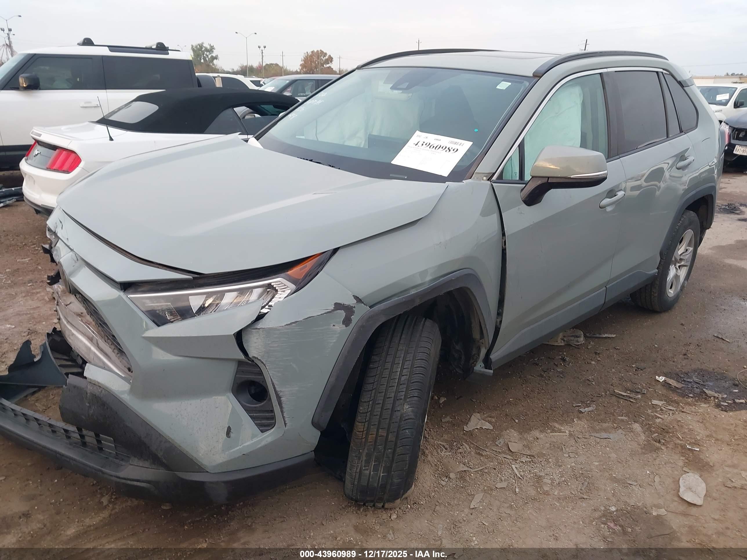 TOYOTA RAV4 image 2