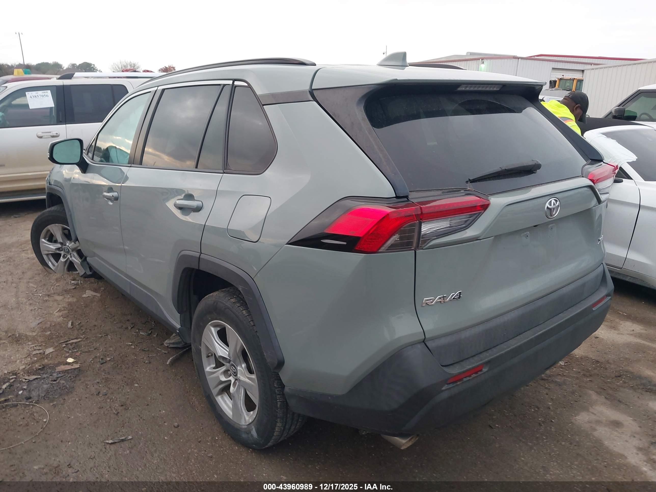 TOYOTA RAV4 image 3
