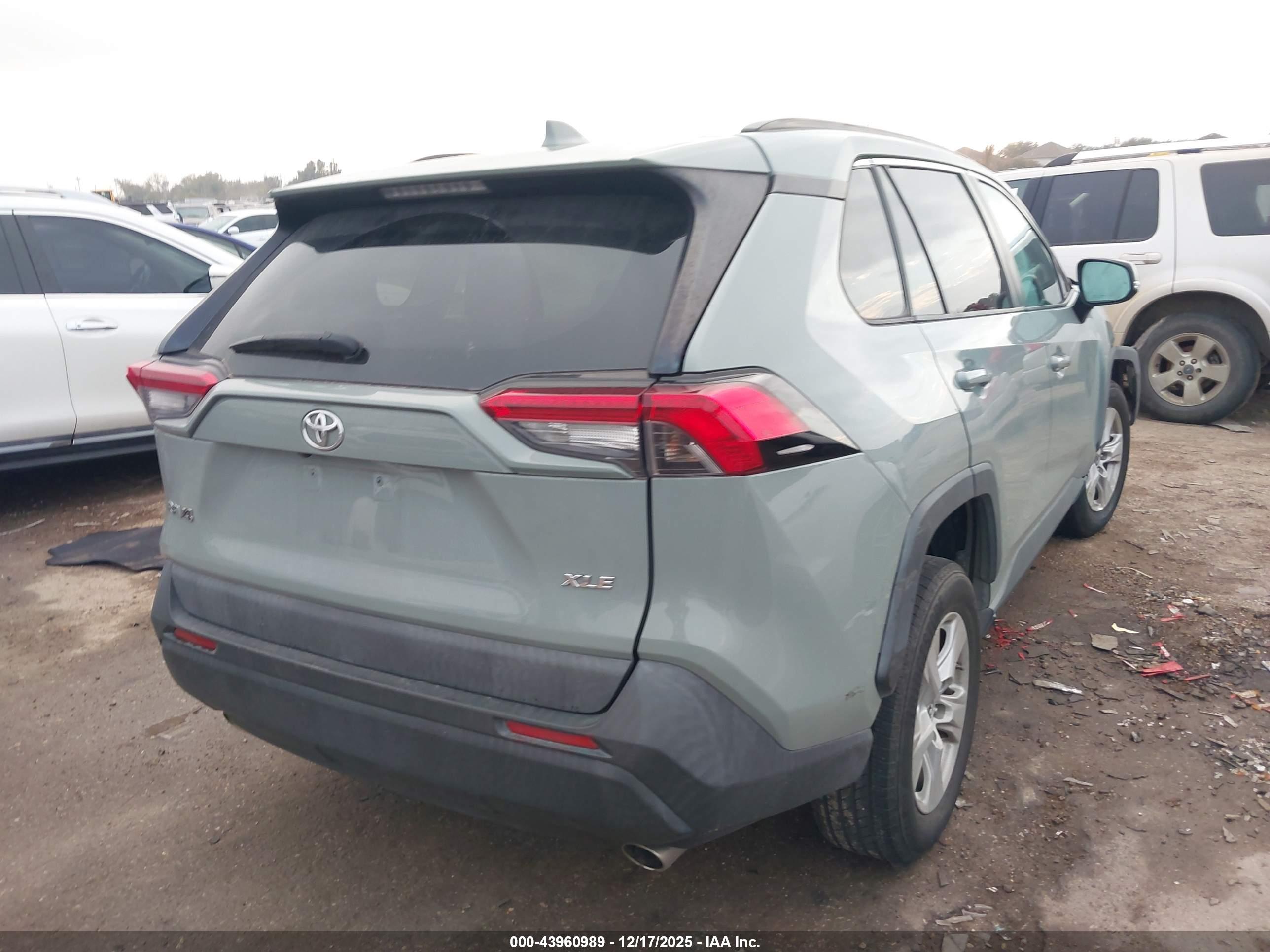 TOYOTA RAV4 image 4
