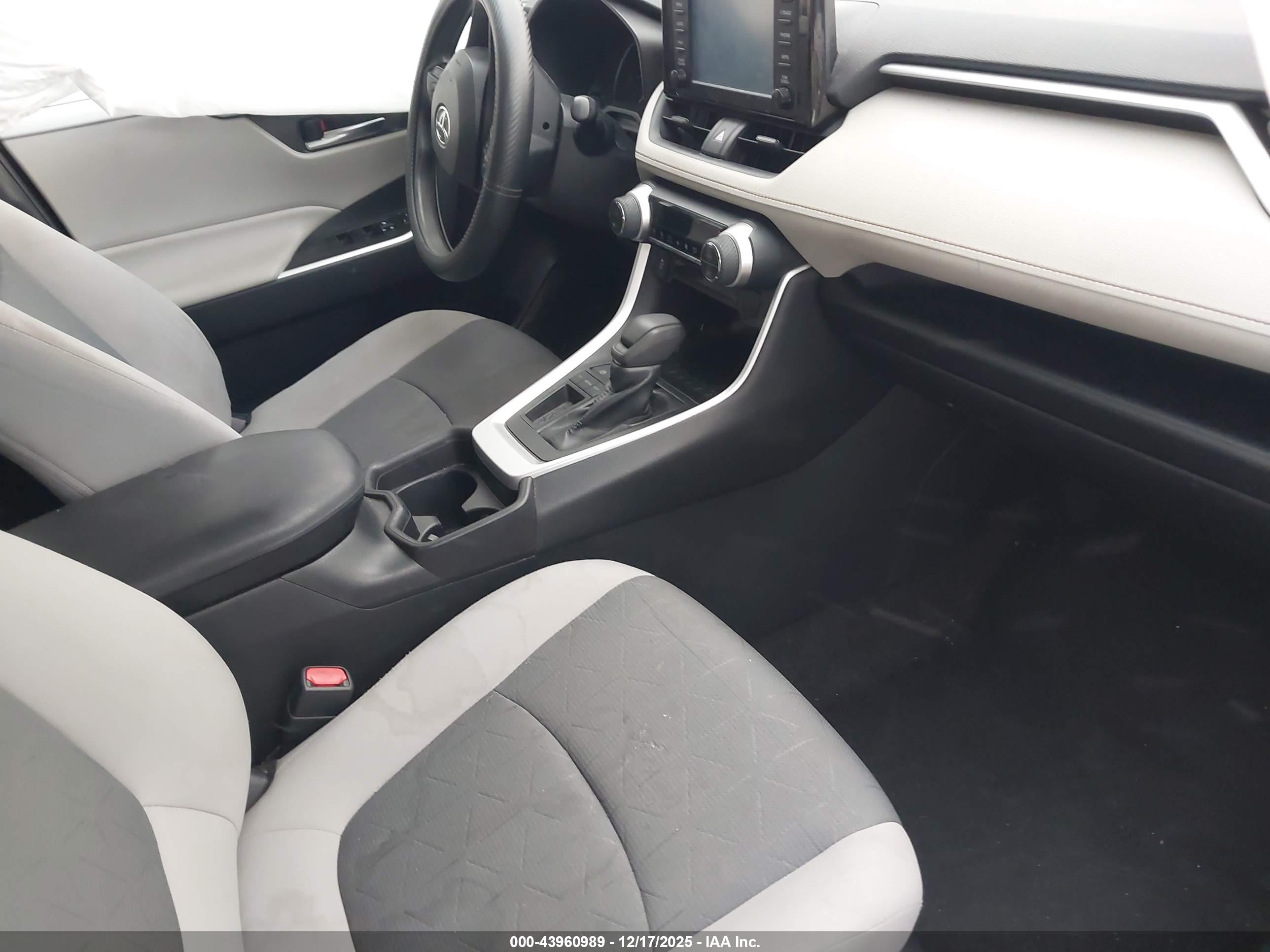 TOYOTA RAV4 image 5