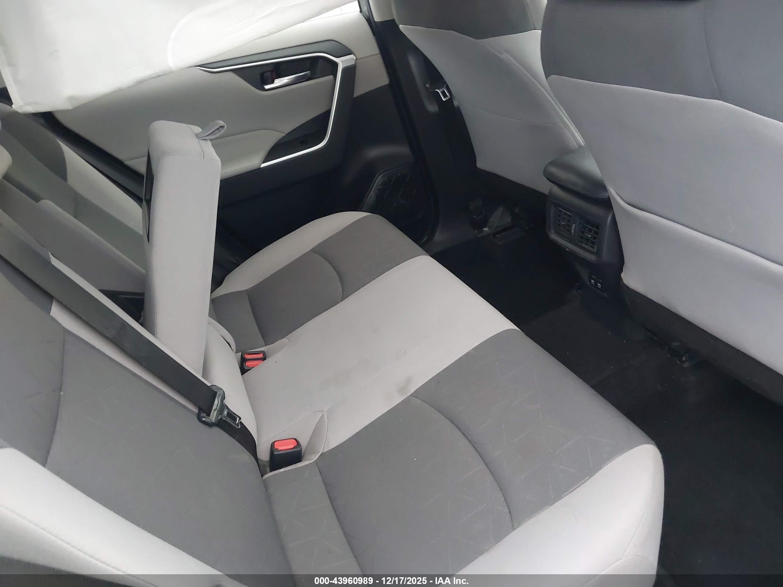 TOYOTA RAV4 image 8