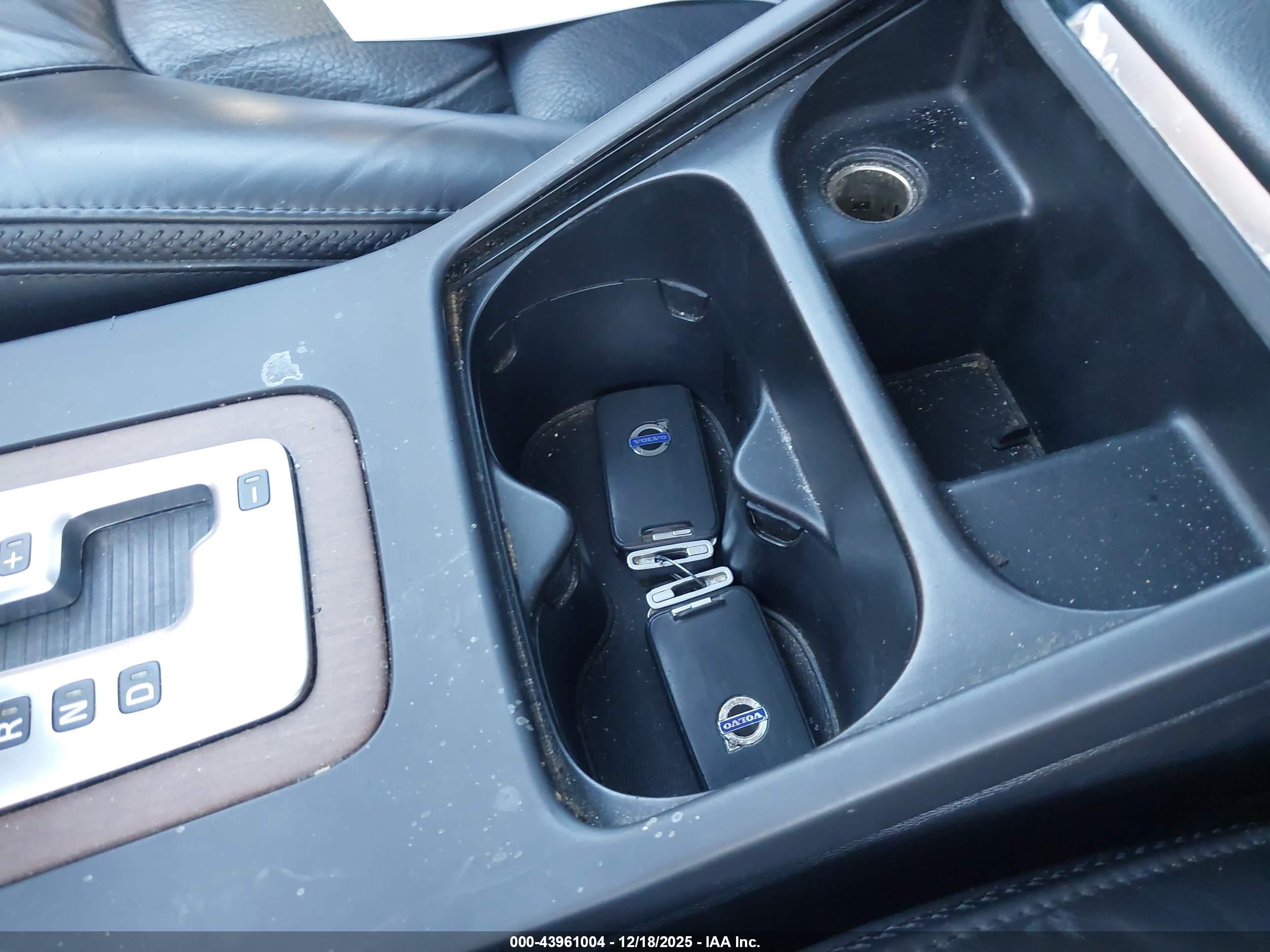 VOLVO XC70 image 11