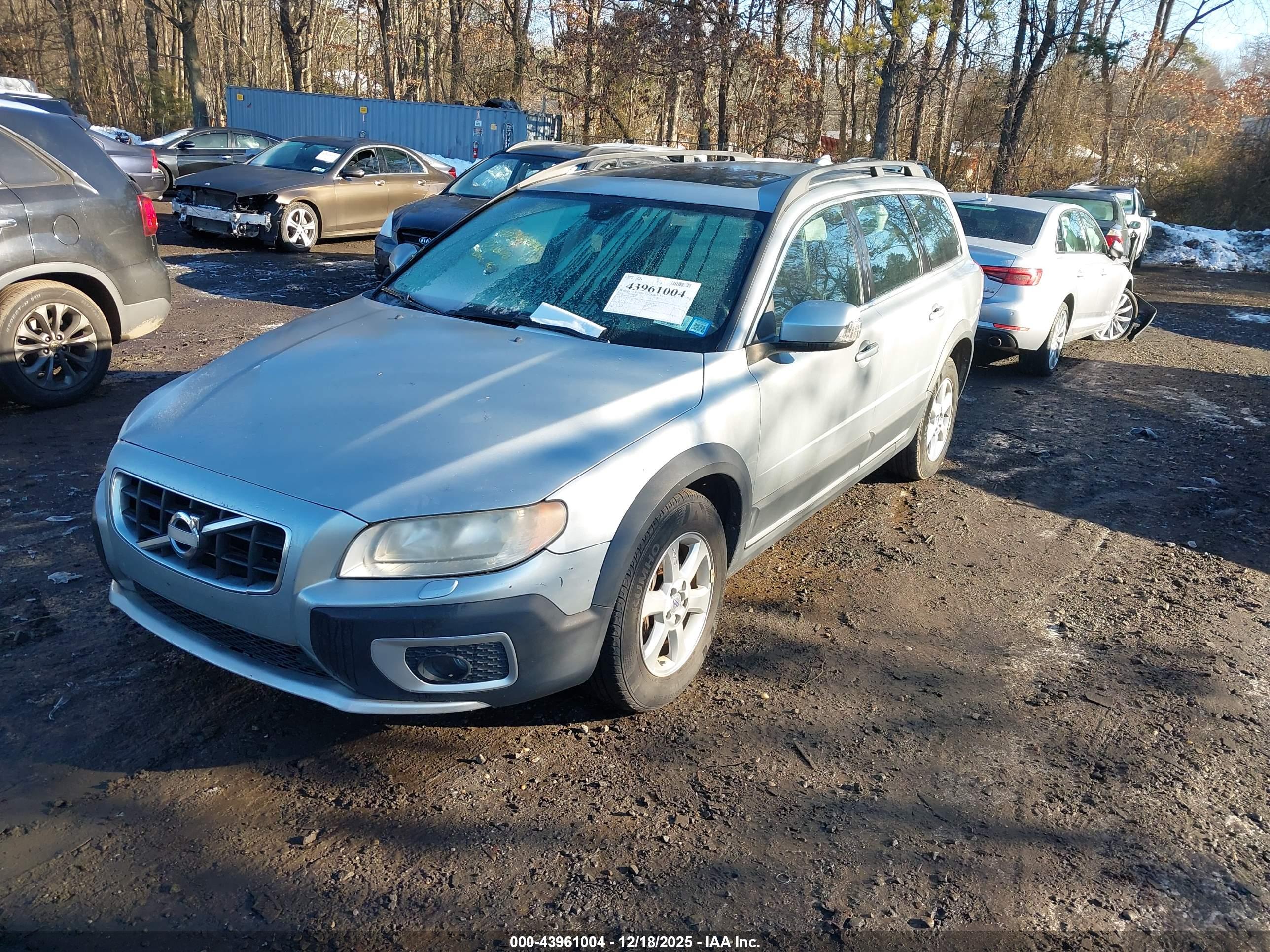 VOLVO XC70 image 2