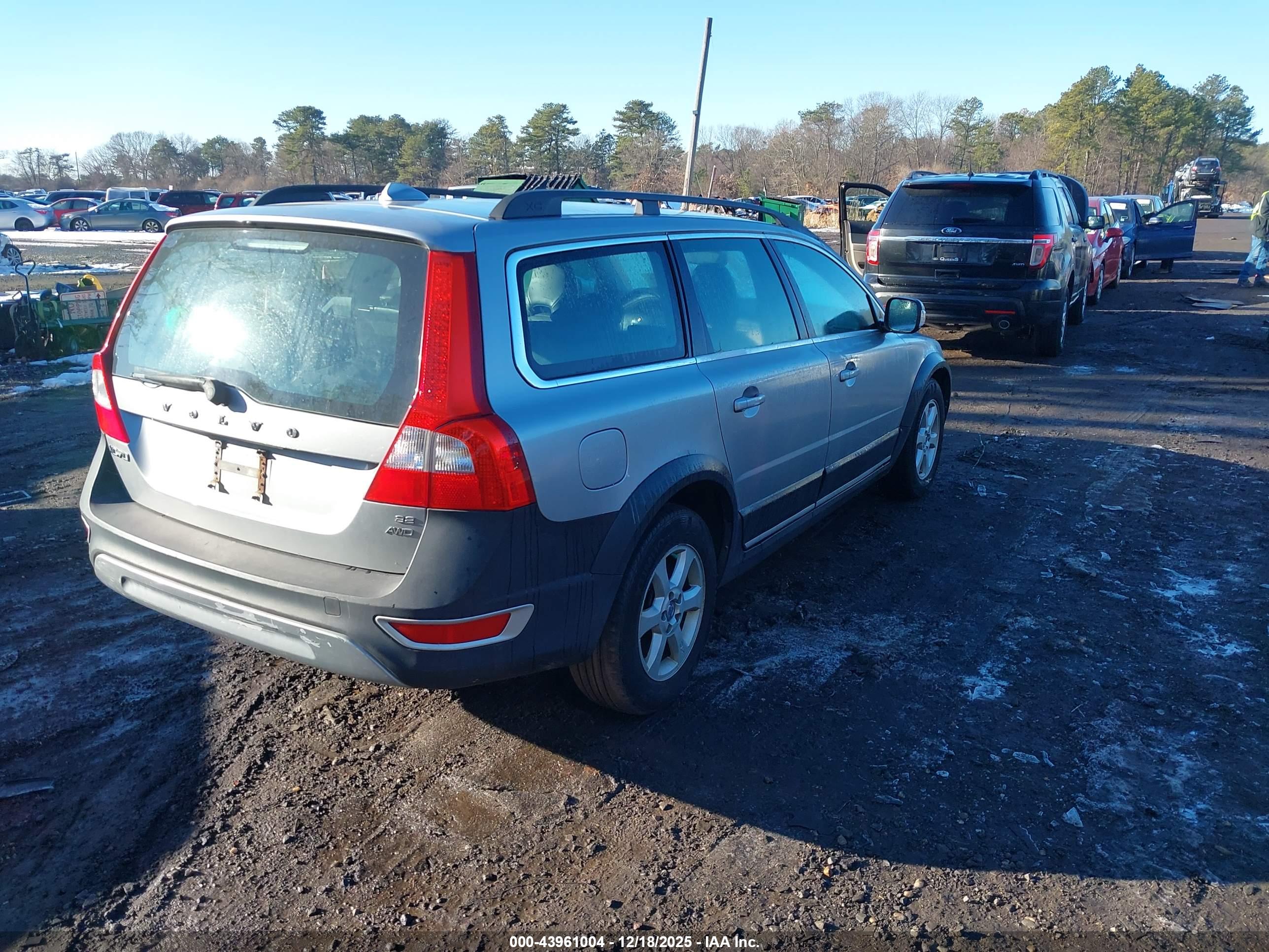 VOLVO XC70 image 4